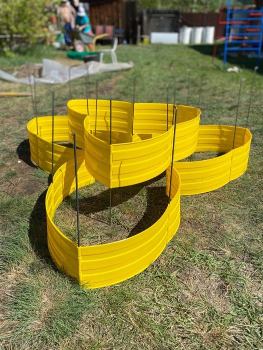 Фотография покупателя товара Клумба пластиковая, 15 × 540 см, 18 секций, жёлтая, «Конструктор»