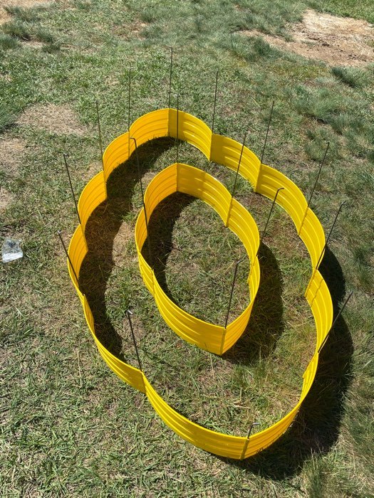 Фотография покупателя товара Клумба пластиковая, 15 × 540 см, 18 секций, жёлтая, «Конструктор» - Фото 12