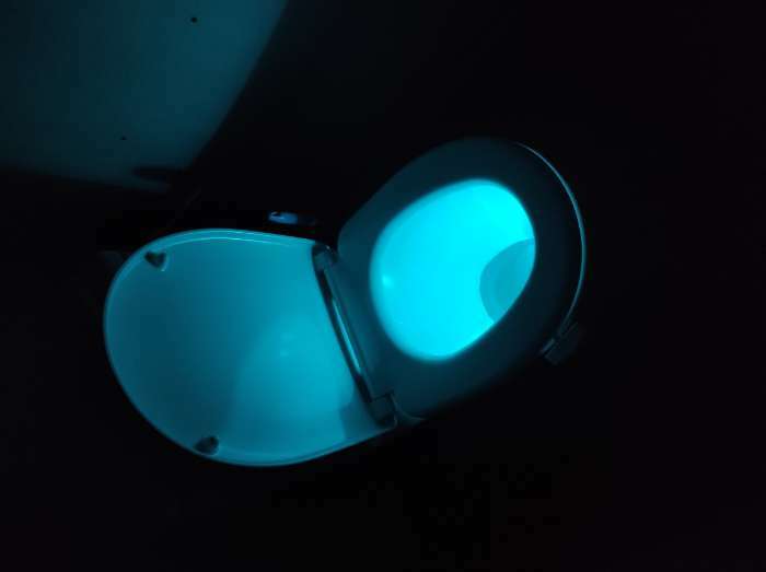Фотография покупателя товара Светильник для туалета с датчиком движ., RGB, 3 Вт, IP68,  от бат. 3*AAA, белый - Фото 1