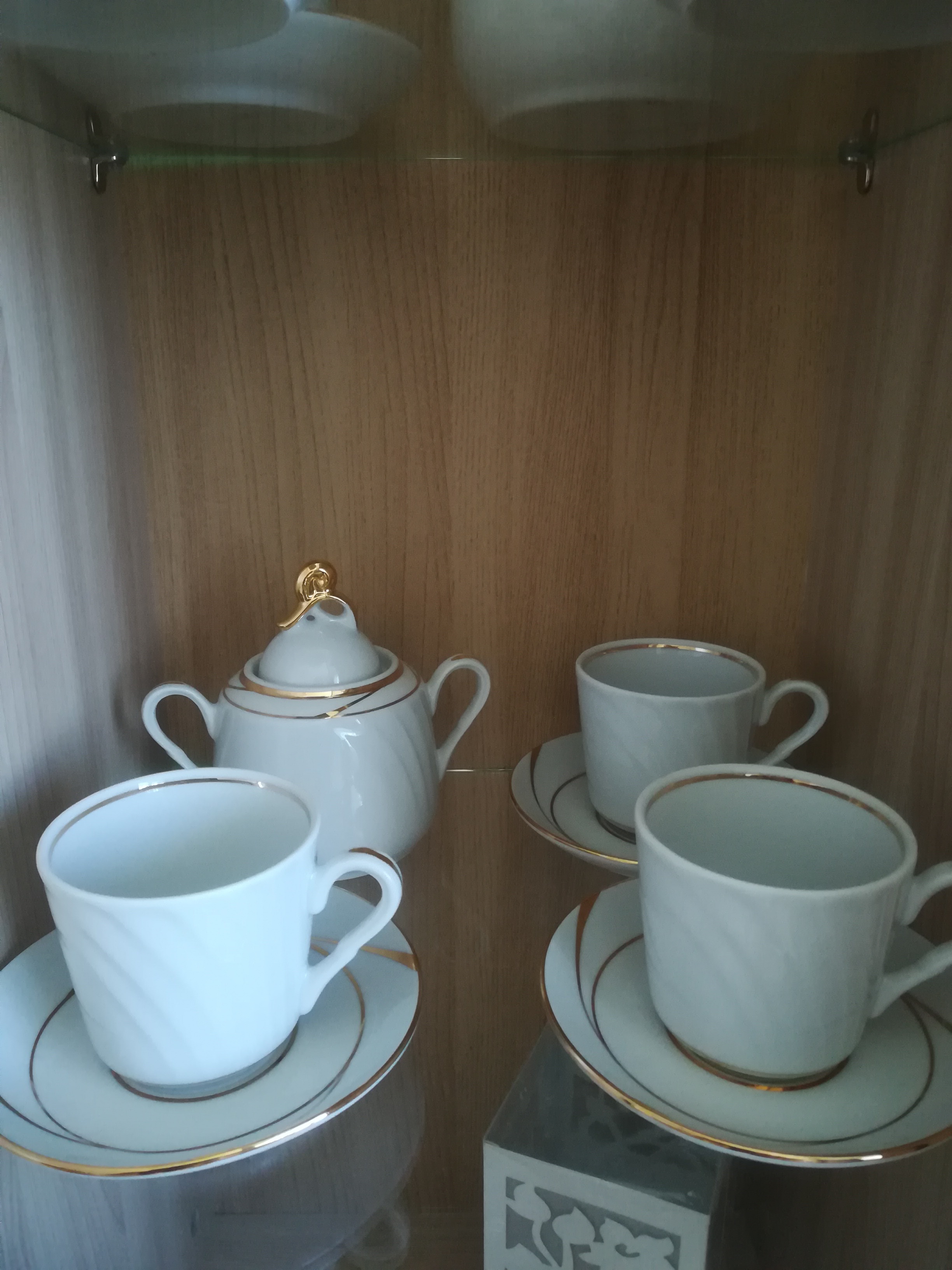 Фотография покупателя товара Сервиз чайный фарфоровый «Бомонд», 14 предметов: чайник 1 л, 6 чашек 220 мл, 6 блюдец d=14 cм, сахарница 400 мл - Фото 2