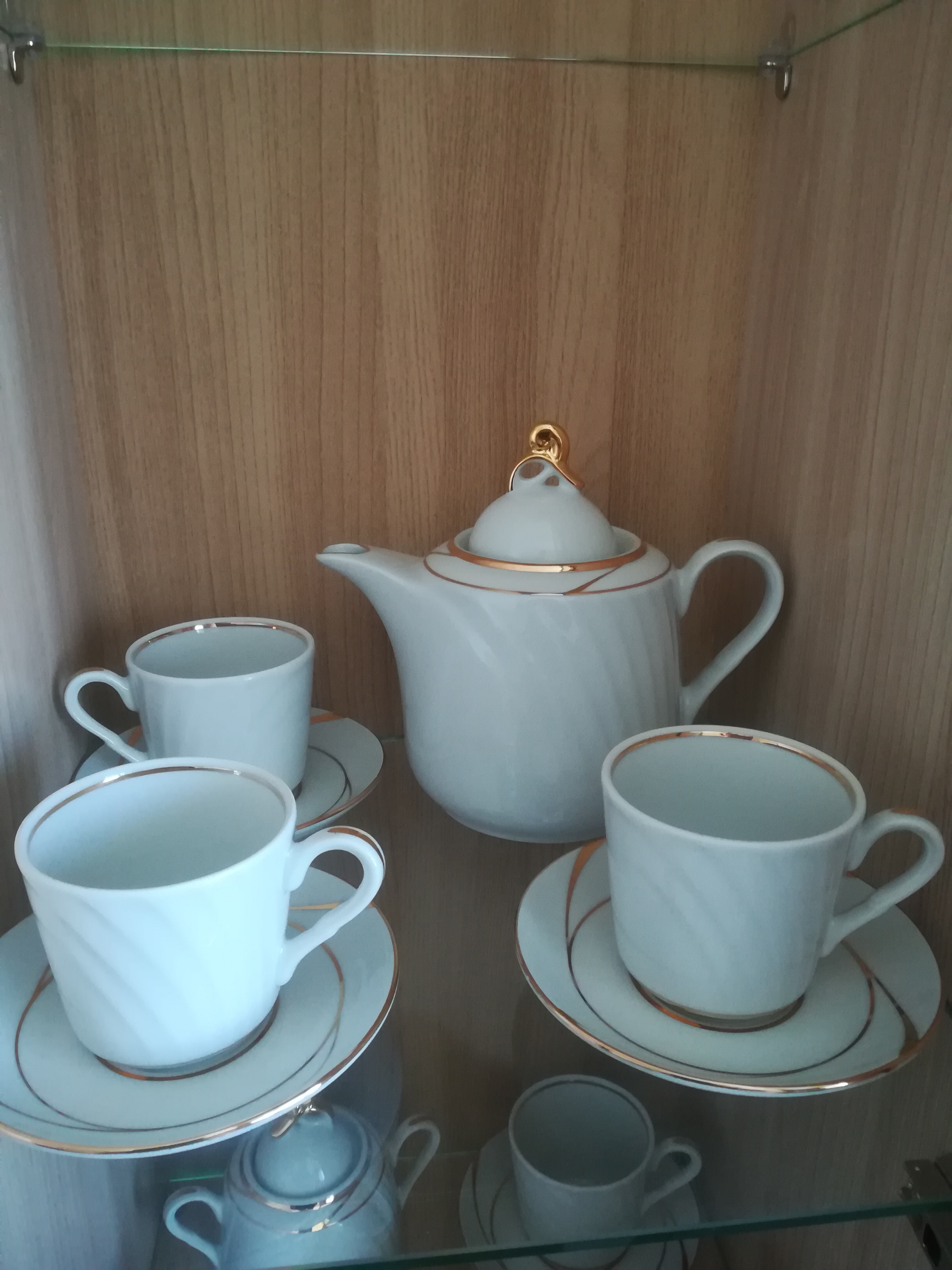 Фотография покупателя товара Сервиз чайный фарфоровый «Бомонд», 14 предметов: чайник 1 л, 6 чашек 220 мл, 6 блюдец d=14 cм, сахарница 400 мл - Фото 1