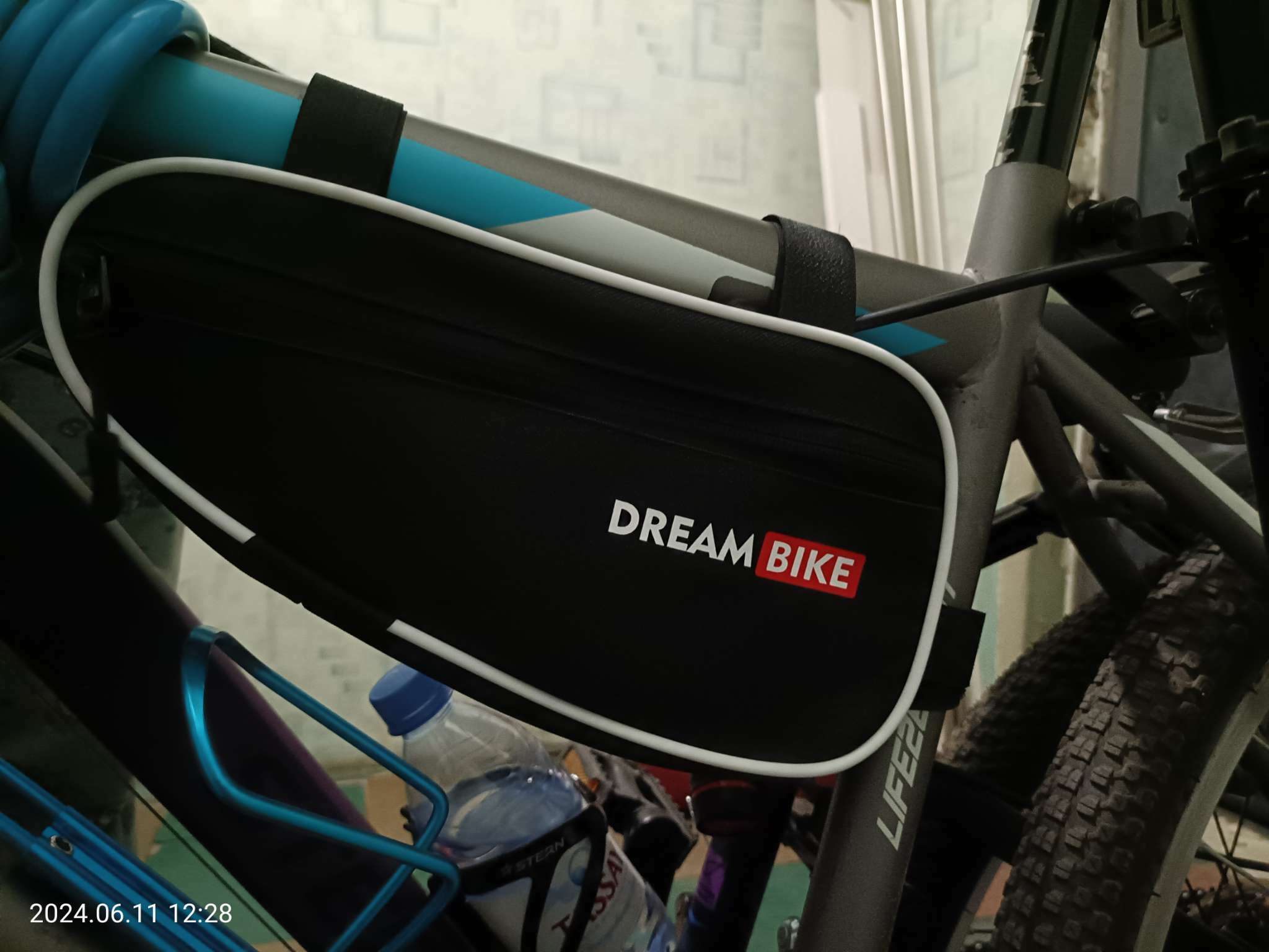 Фотография покупателя товара Велосумка Dream Bike под раму, 26×13.5×5, цвет чёрный/синий - Фото 1