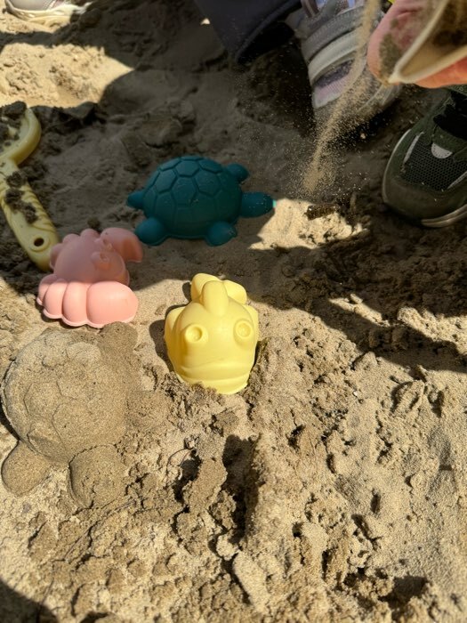 Фотография покупателя товара Набор для игры в песке «Изумрудный город»: ведерко, сито, совочек, грабли, 4 формочки