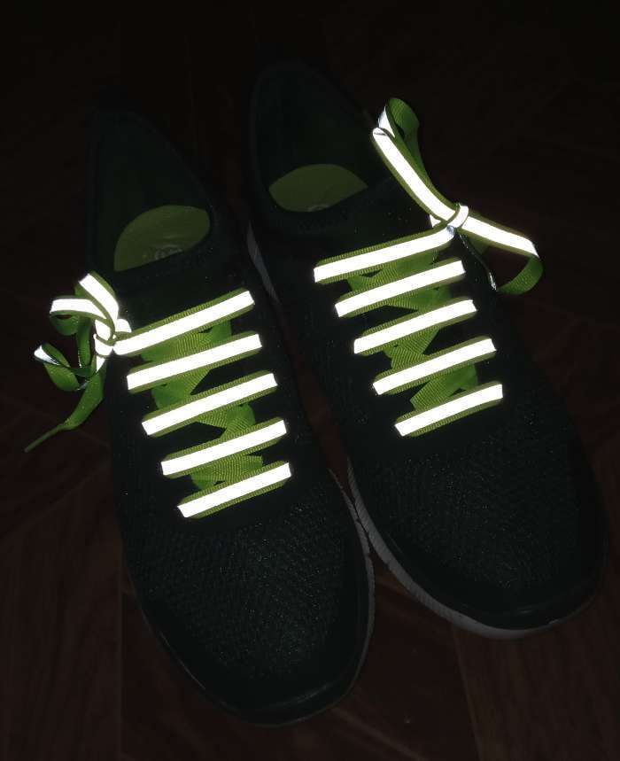 Фотография покупателя товара Шнурки для обуви, пара, плоские, со светоотражающей полосой, 10 мм, 120 см, цвет зелёный неоновый - Фото 3