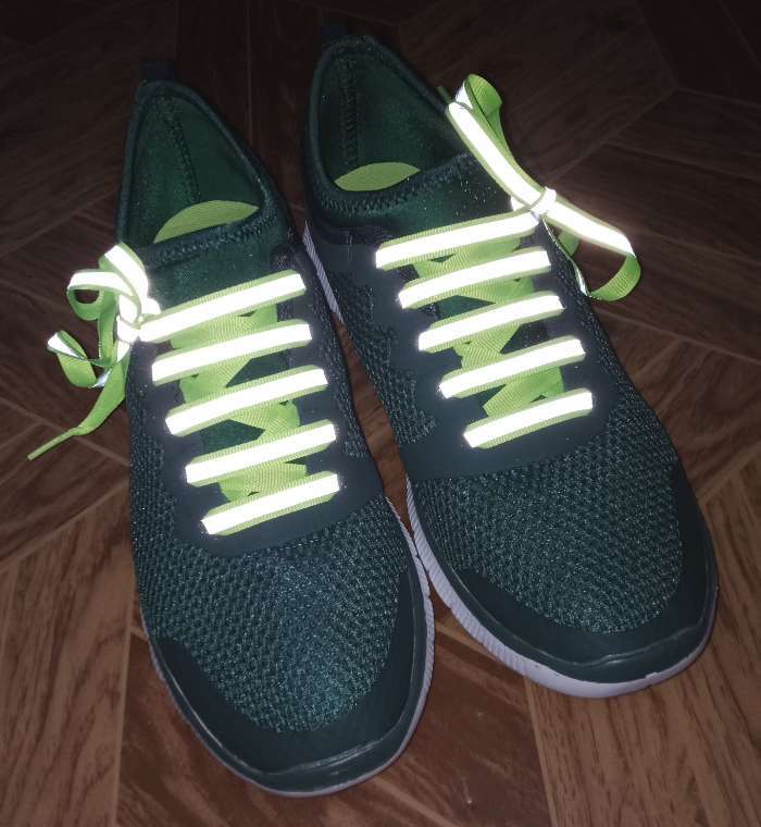 Фотография покупателя товара Шнурки для обуви, пара, плоские, со светоотражающей полосой, 10 мм, 120 см, цвет зелёный неоновый - Фото 4