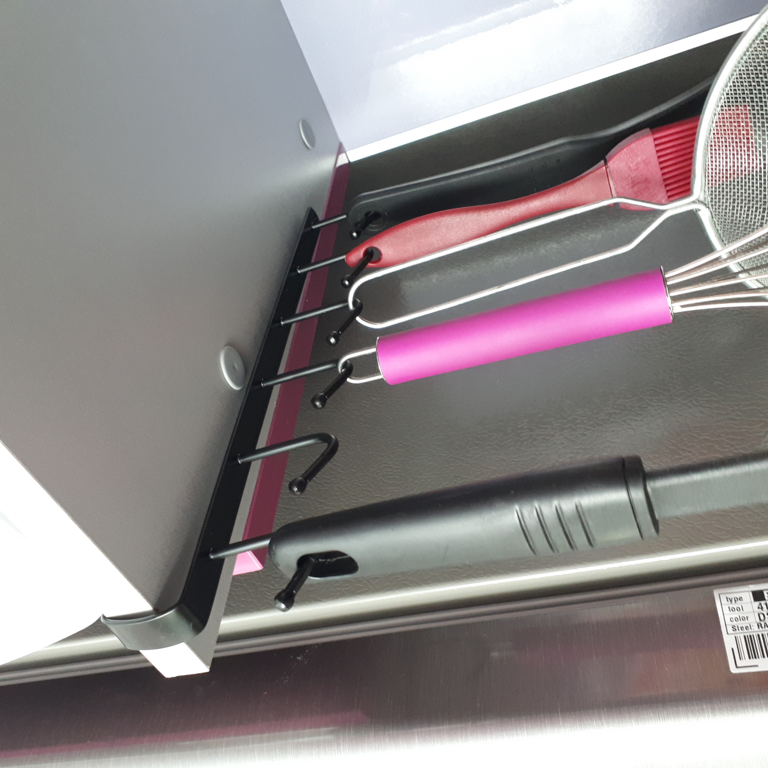Фотография покупателя товара Держатель кухонный подвесной на 6 предметов Доляна, 1,5×26×7 см, цвет чёрный - Фото 15