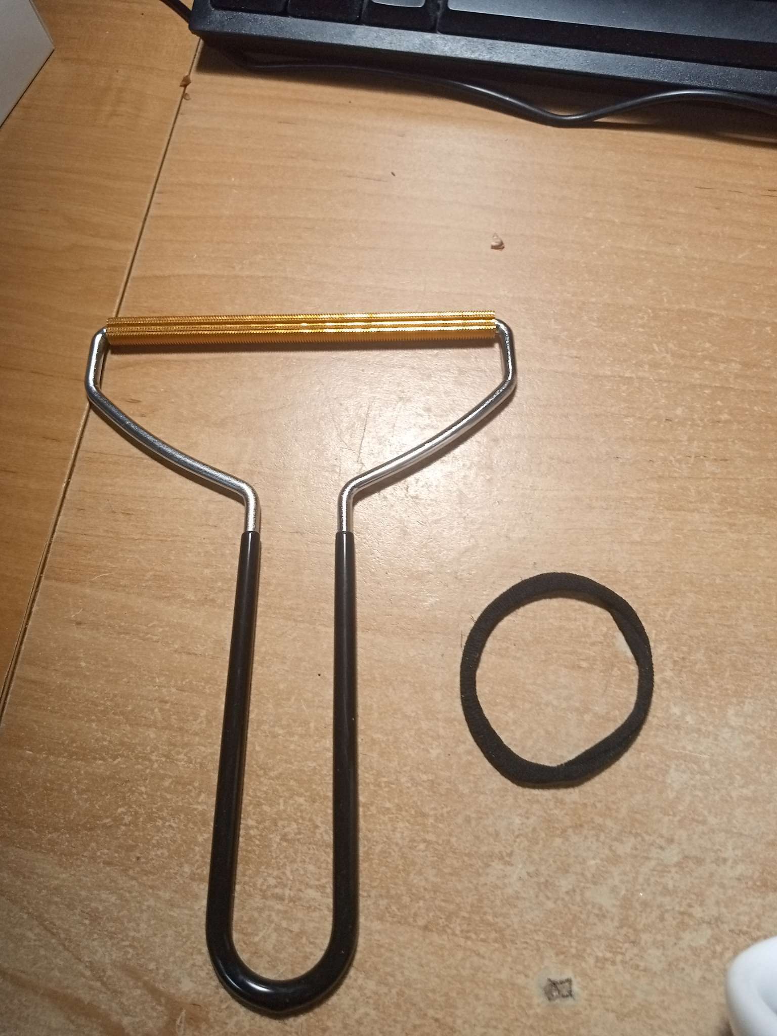 Фотография покупателя товара Скребок для чистки одежды, ковров, мебели Доляна, 18×12.5 см, ПВХ ручка - Фото 8