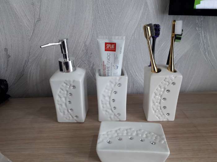 Фотография покупателя товара Аксессуары для ванной Доляна «Цветочный барельеф», 4 предмета, дозатор 270 мл, мыльница, 2 стакана 210 мл, белые - Фото 3