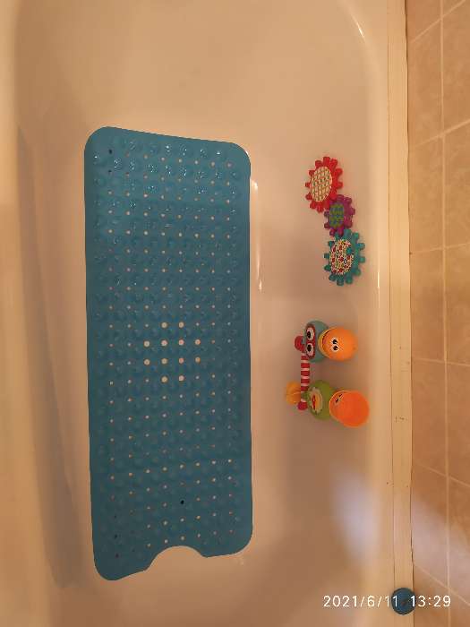 Фотография покупателя товара Коврик противоскользящий СПА в ванну на присосках Доляна «Пузырьки», 39×101 см, цвет МИКС - Фото 2