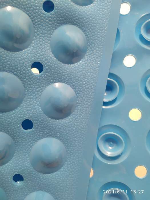Фотография покупателя товара Коврик противоскользящий СПА в ванну на присосках Доляна «Пузырьки», 39×101 см, цвет МИКС - Фото 3