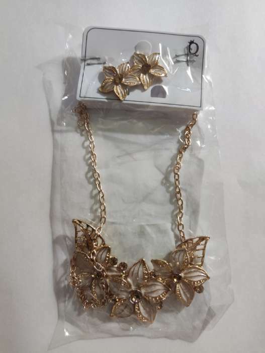 Фотография покупателя товара Набор 2 предмета: серьги, колье «Цветы», цвет молочный в золоте, 45 см - Фото 1