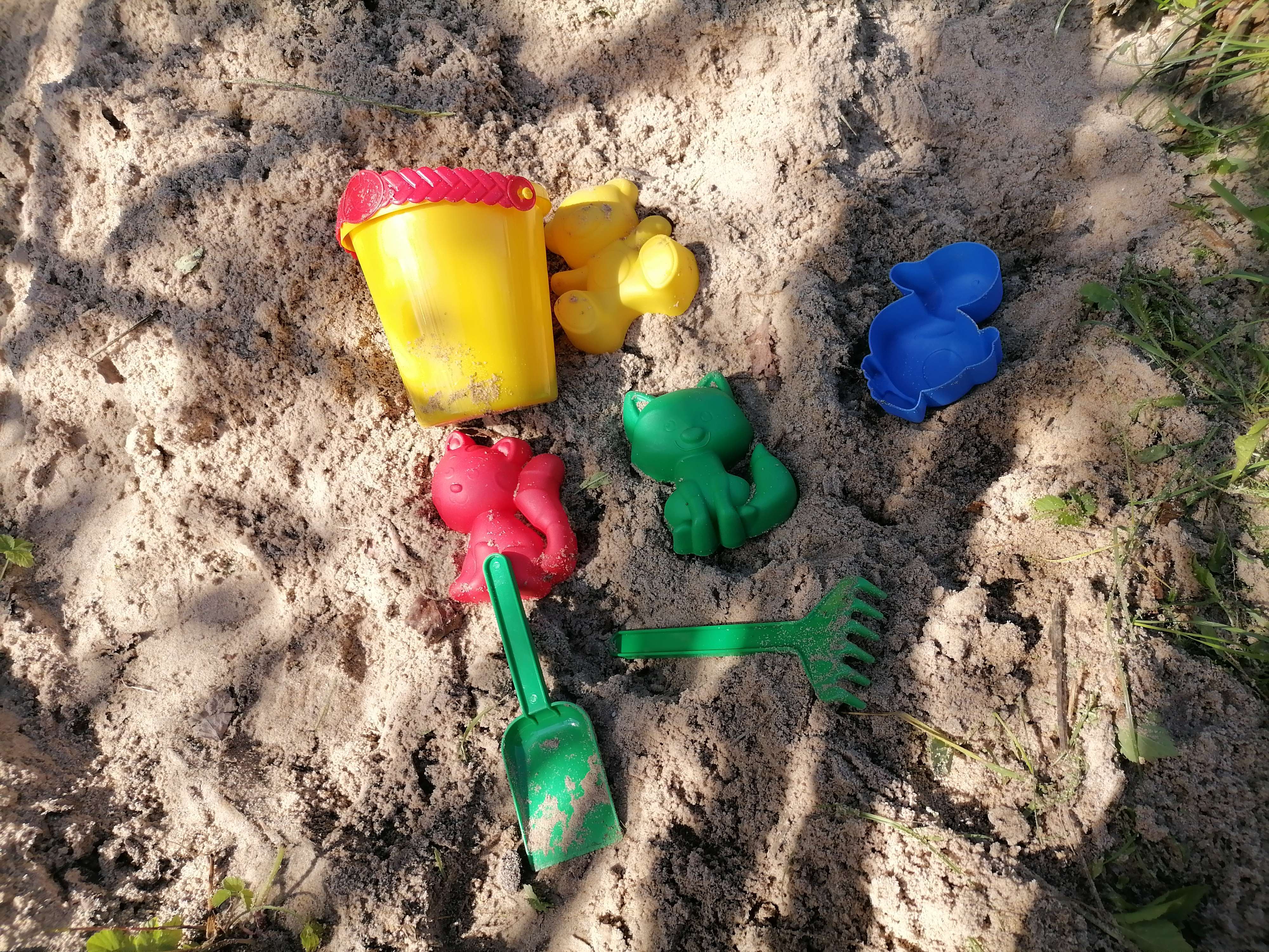 Фотография покупателя товара Набор для игры в песке №1: ведёрко, 4 формочки для песка, грабельки, лопатка, МИКС