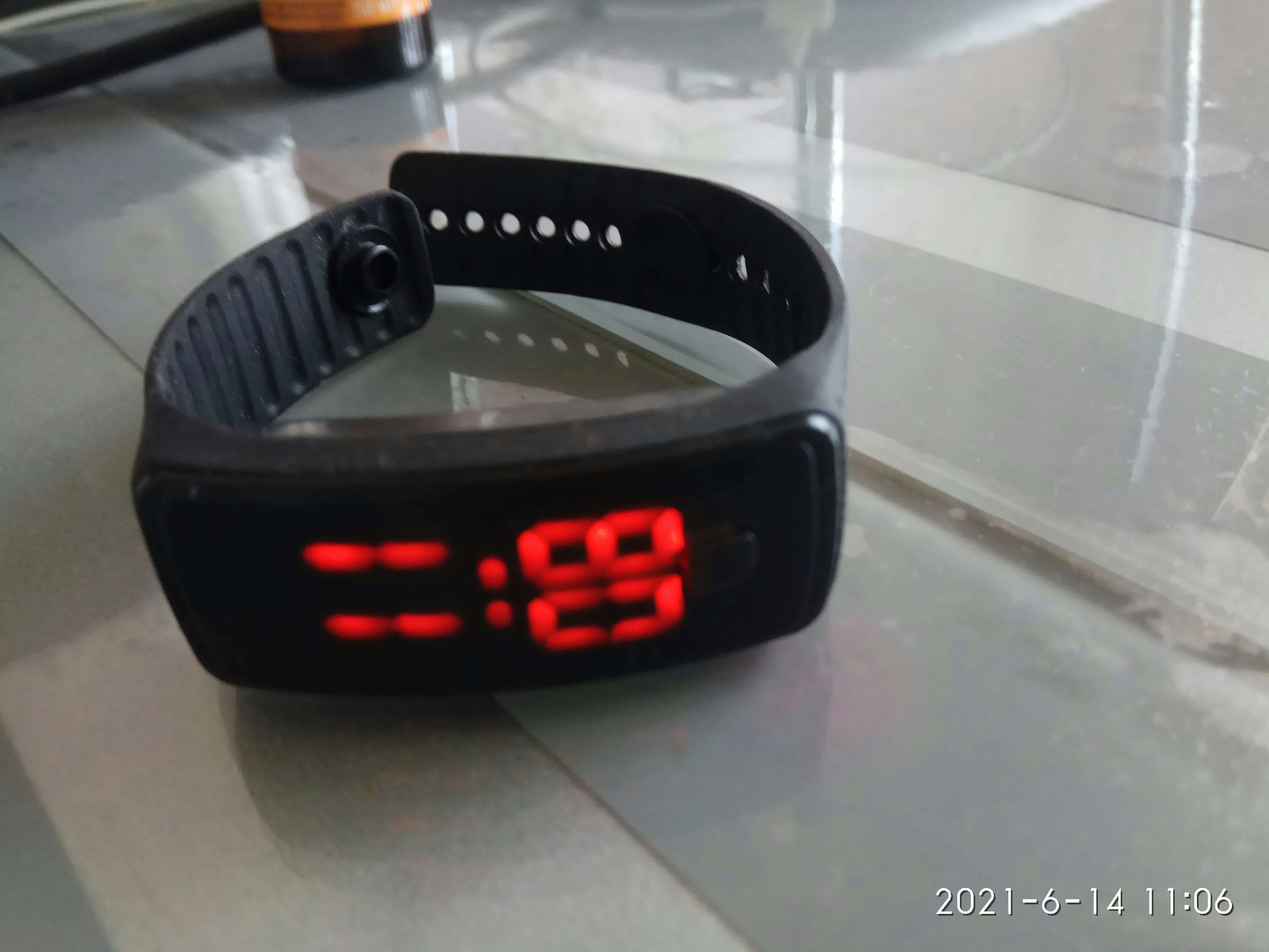 Фотография покупателя товара Часы наручные, электронные "Блик", ремешок силикон, циферблат 5 х 2 см, черные