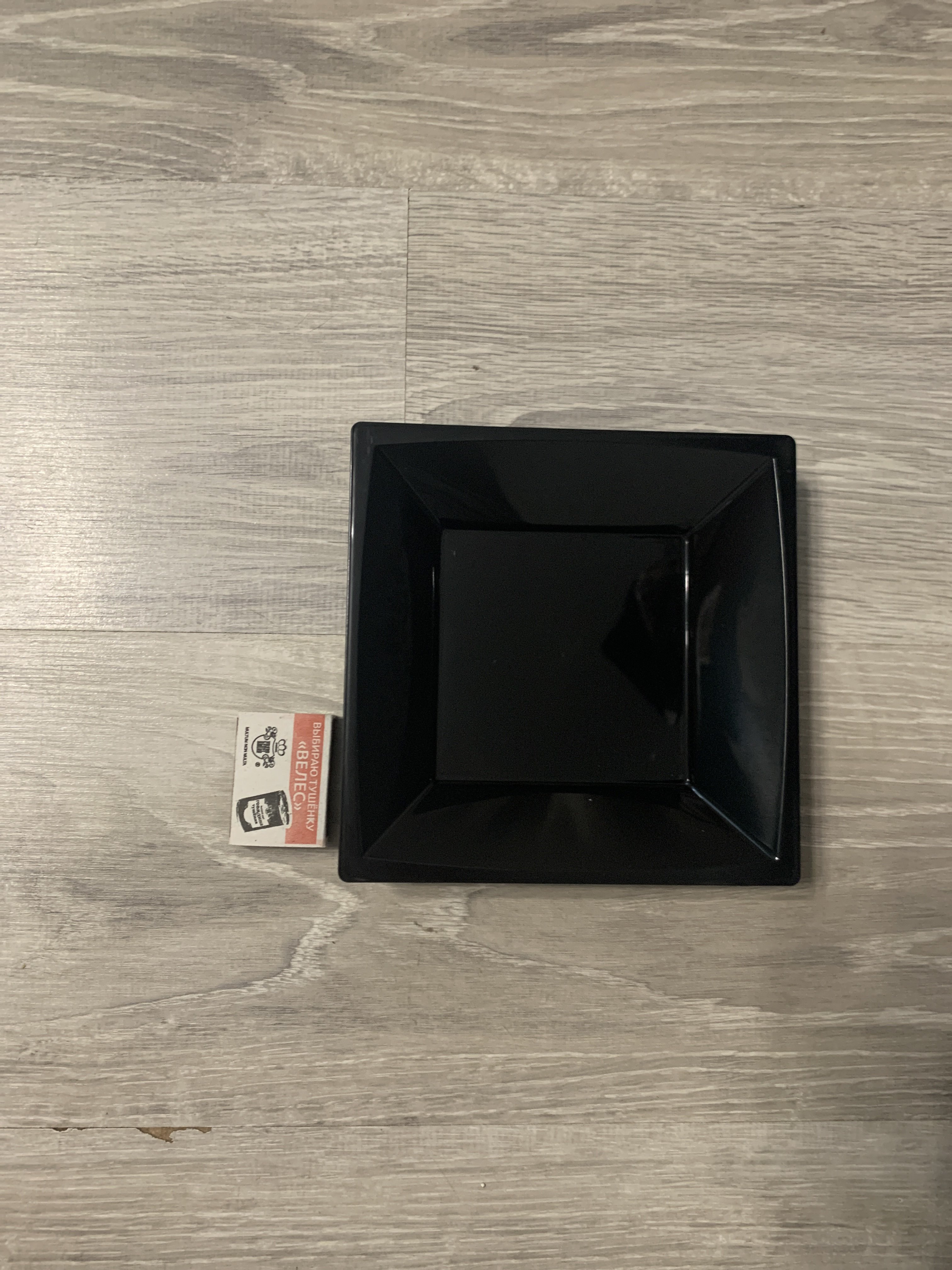 Фотография покупателя товара Тарелка пластиковая одноразовая, 17,2×17,2 см, квадратная, глубокая, черная - Фото 2