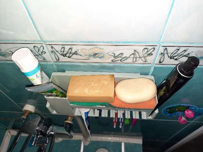 Фотография покупателя товара Полка для ванной комнаты в комплекте с 2 стаканами и креплениями, 36×6,7×12,5 см, цвет МИКС - Фото 2