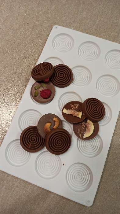 Фотография покупателя товара Форма для шоколада Доляна «Гипноз», силикон, 30×17,5×0,5 см, 15 ячеек (d=4,5 см), цвет белый