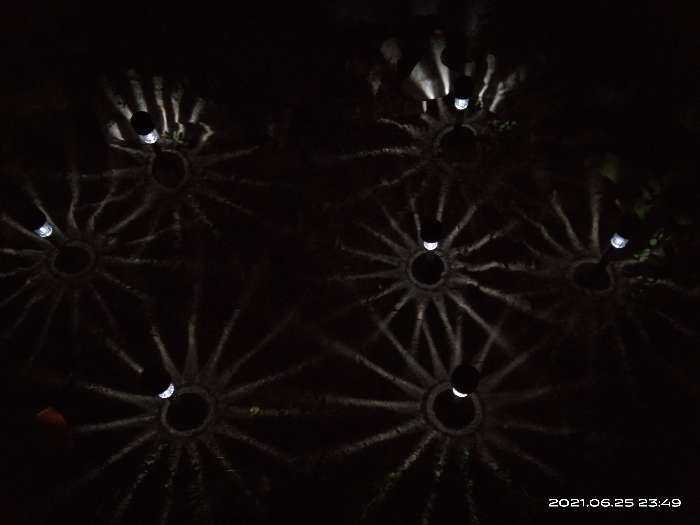 Фотография покупателя товара Садовый светильник на солнечной батарее «Цилиндр», 4.5 × 30 × 4.5 см, 1 LED, свечение белое - Фото 7