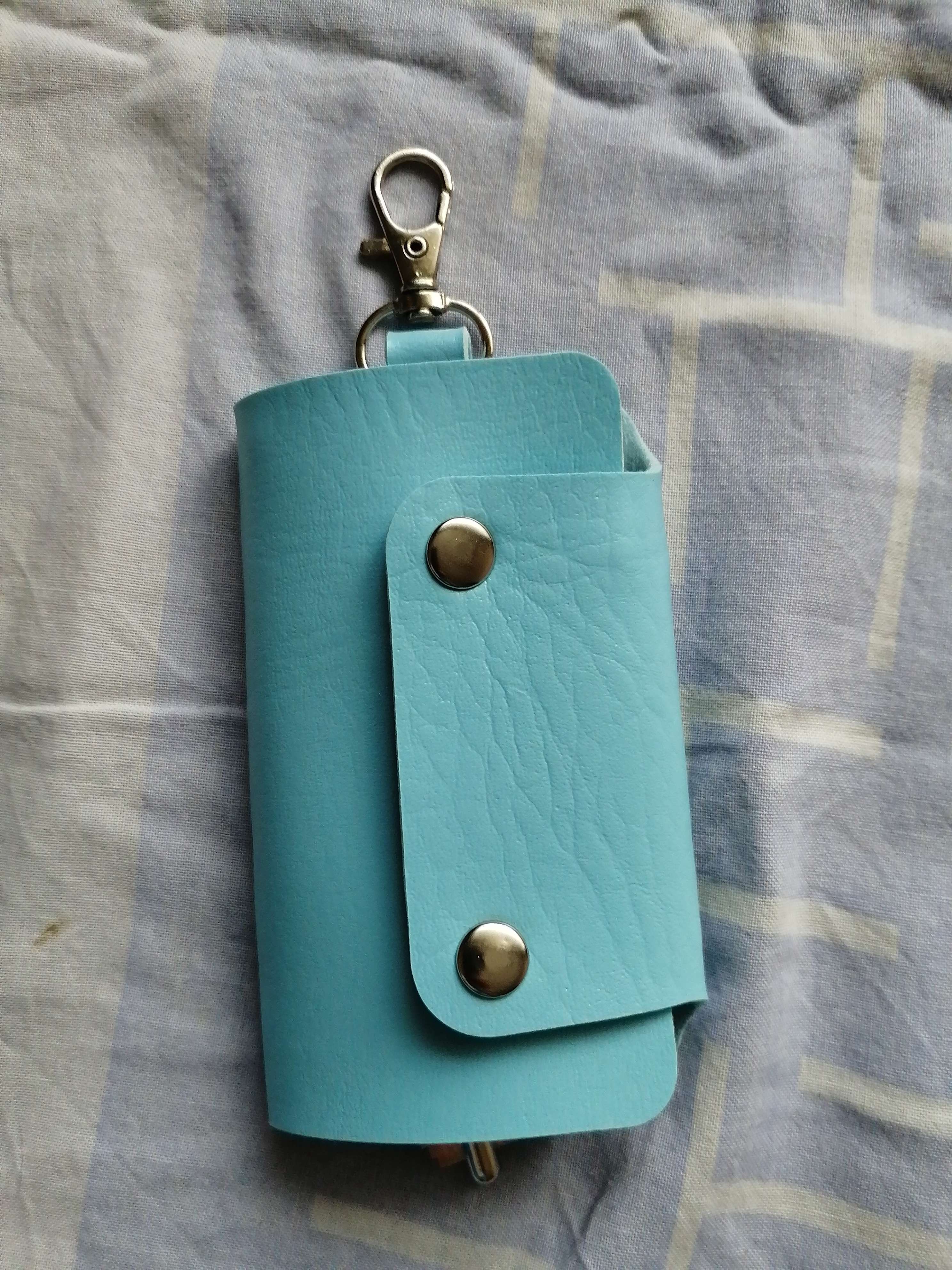 Фотография покупателя товара Ключница на кнопках, длина 11 см, 7 карабинов, цвет голубой - Фото 4