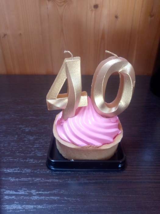 Фотография покупателя товара Свеча в торт юбилейная «Грань» (набор 2 в 1), цифра 40, золотой металлик, 6.5 см - Фото 2