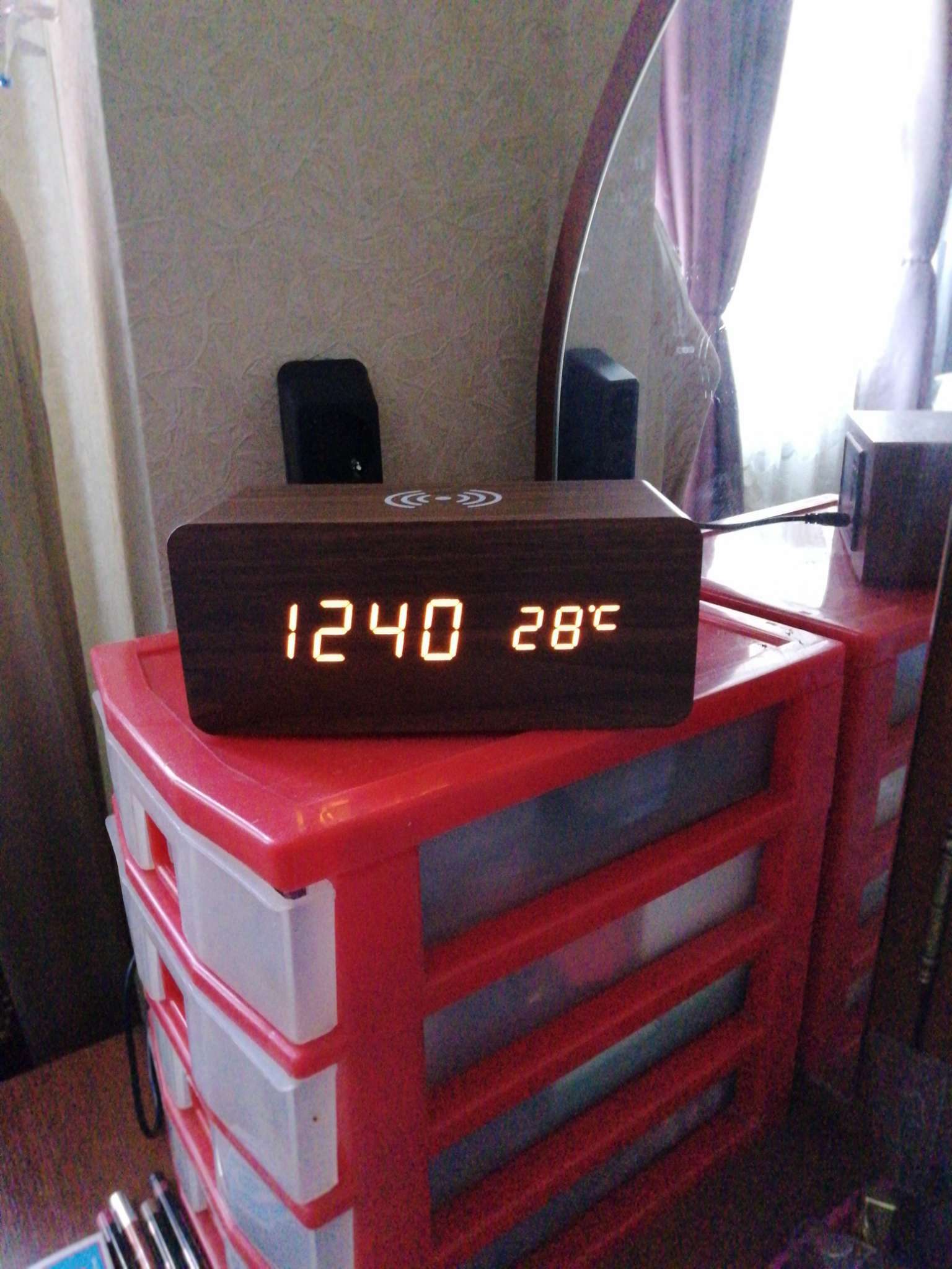 Фотография покупателя товара Часы - будильник электронные «Цифра-ТЗ», настольные, термометр, беспроводная QI зарядка - Фото 1