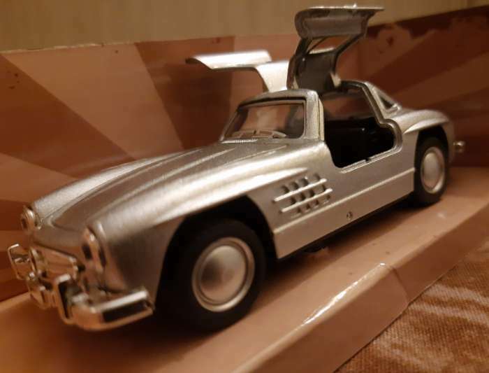 Фотография покупателя товара Машина металлическая «Люксовая», инерционная, масштаб 1:32, цвета МИКС - Фото 1