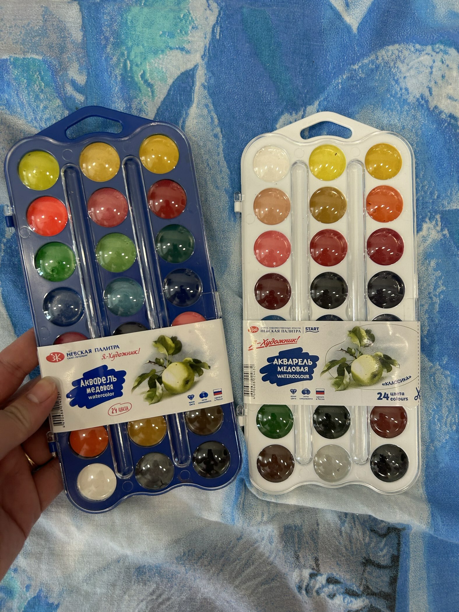 Фотография покупателя товара Акварель медовая 24 цвета, ЗХК «Я - Художник!», (12 основных, 6 перламутровых и 6 флуоресцентных цветов) без кисти, в пластиковой коробке - Фото 2