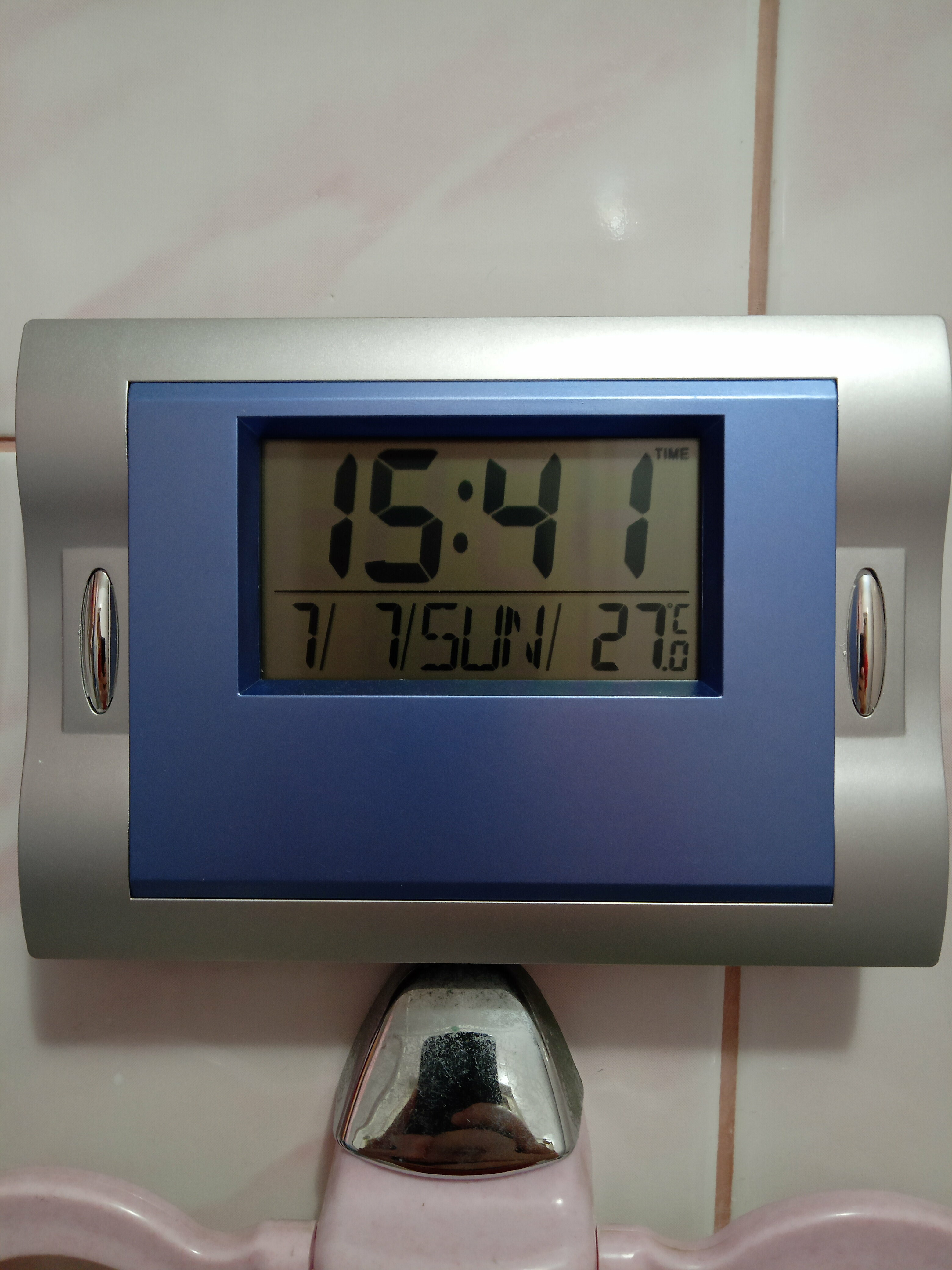 Фотография покупателя товара Часы электронные настенные, настольные, с будильником, 19.5 х 14 х 3 см, 2 ААА - Фото 2