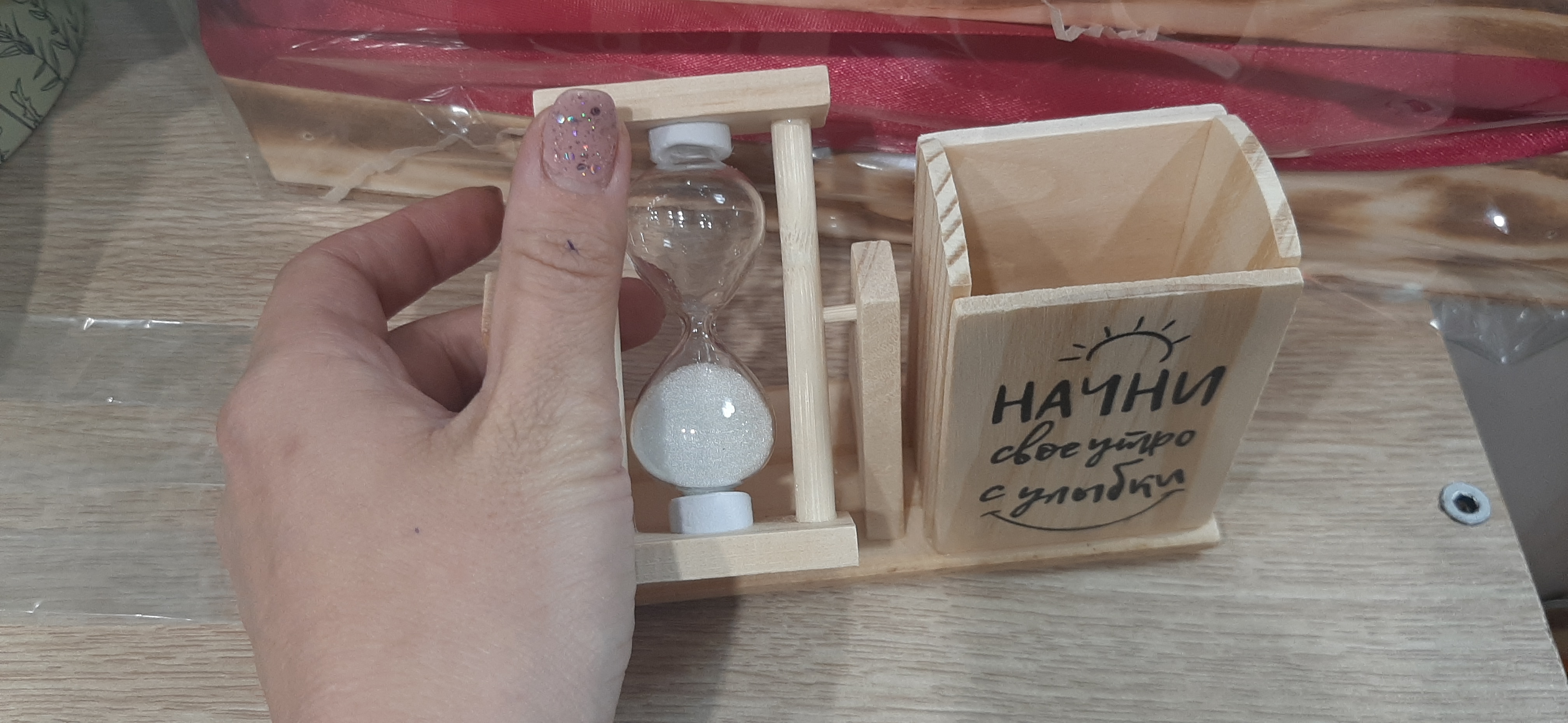 Фотография покупателя товара Часы песочные — органайзер «Начни своё утро с улыбки», для канцелярии, 13.5×9.5×5 см - Фото 3