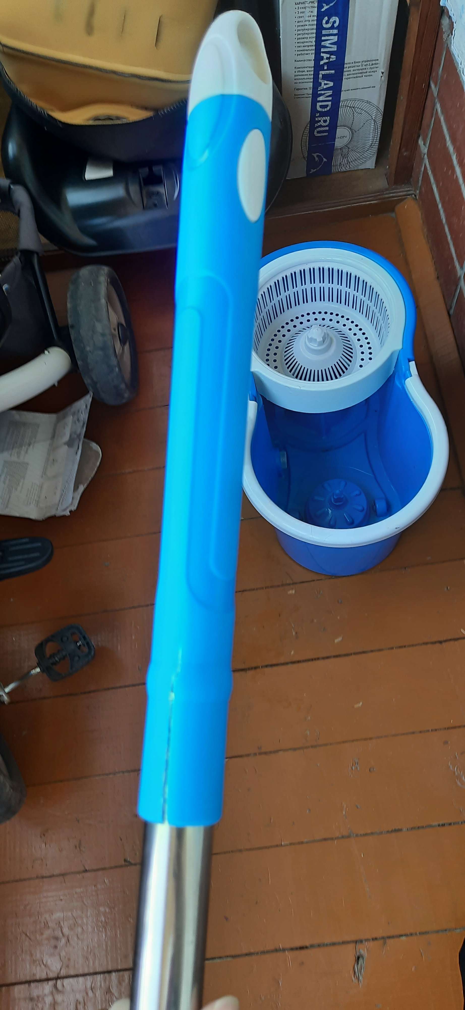 Фотография покупателя товара Швабра с отжимом и ведро на колёсиках с пластиковой центрифугой Доляна, 14 л, швабра, запасная насадка из микрофибры, цвет МИКС
