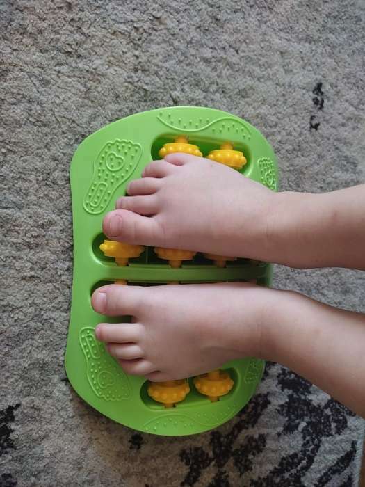 Фотография покупателя товара Массажёр для ног, с шипами, 26 × 18 × 5 см, цвет зелёный/оранжевый - Фото 1