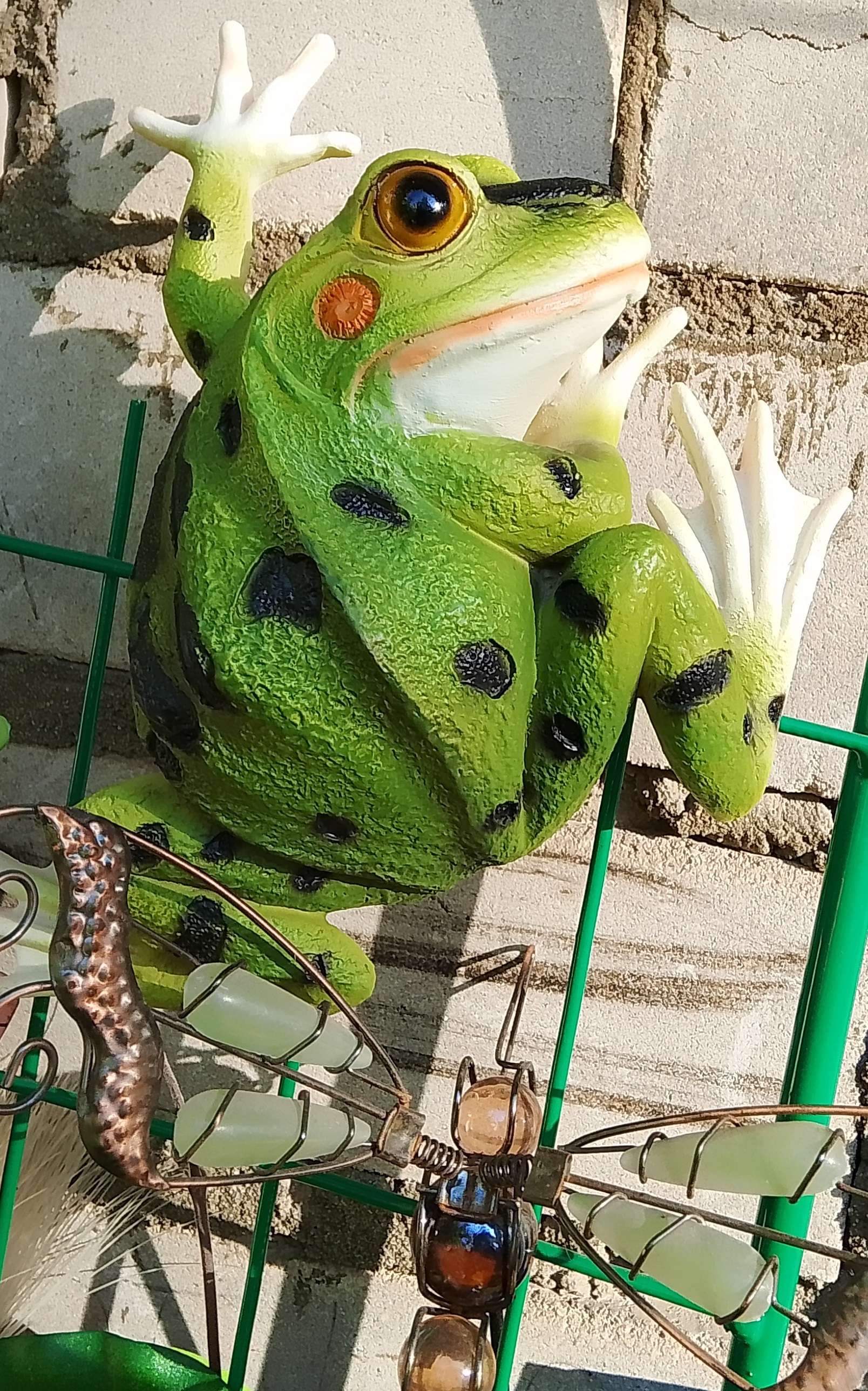 Фотография покупателя товара Подвесной декор из полистоуна «Лягушка», 6×16×18 см - Фото 1