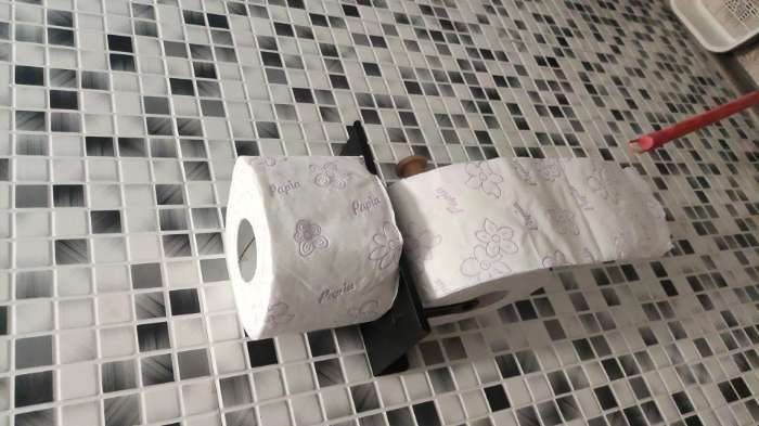 Фотография покупателя товара Держатель для туалетной бумаги с полочкой Stölz BAMBOO, 18×9.7×7.5 см, чёрный - Фото 1