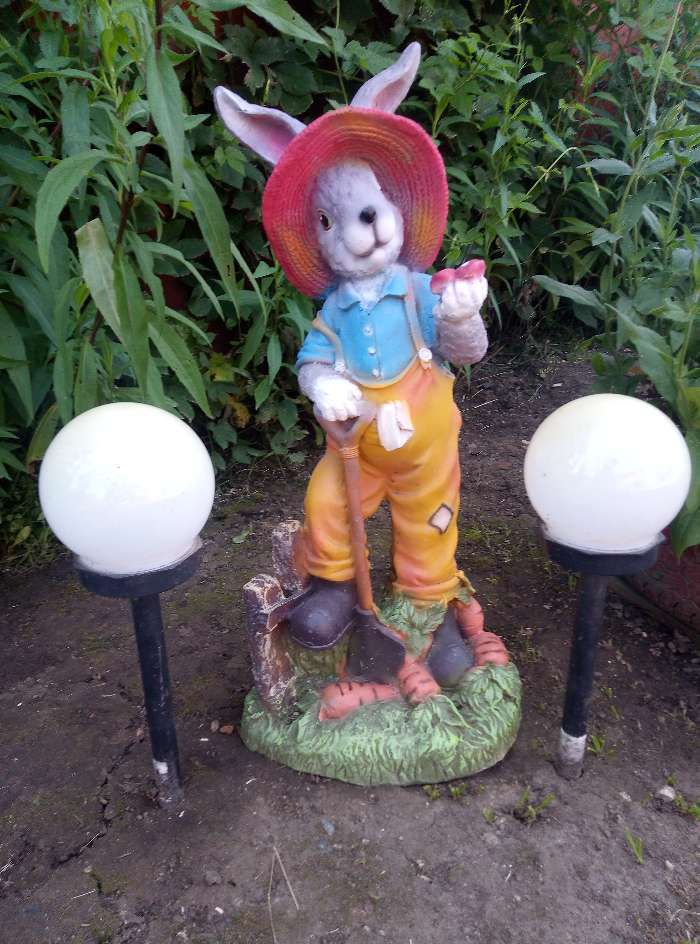 Фотография покупателя товара Садовая фигура "Заяц фермер" 23х18х51см - Фото 1