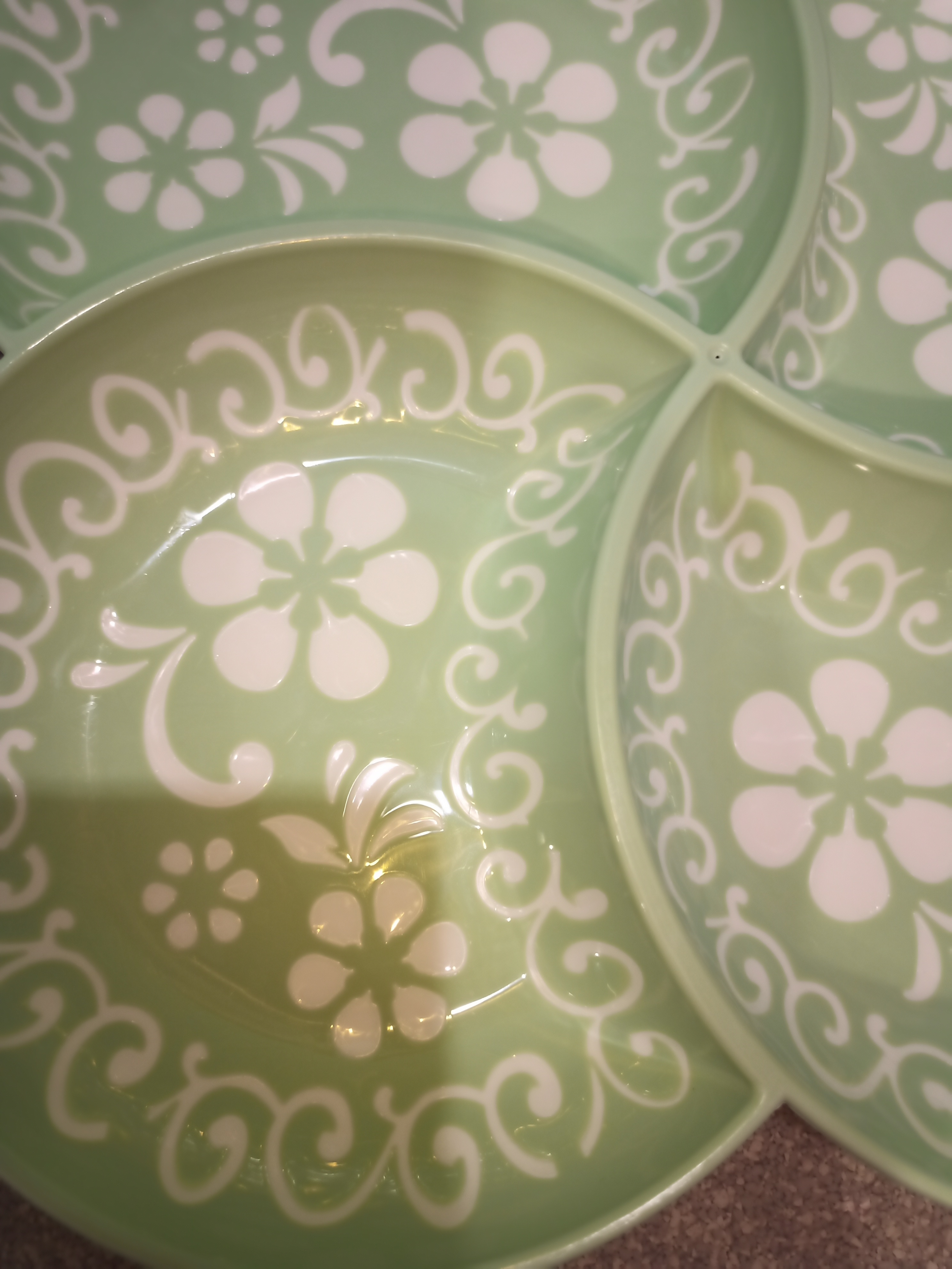Фотография покупателя товара Менажница «Купаж», d=28 см, 4 секции, цвет бело-зеленый