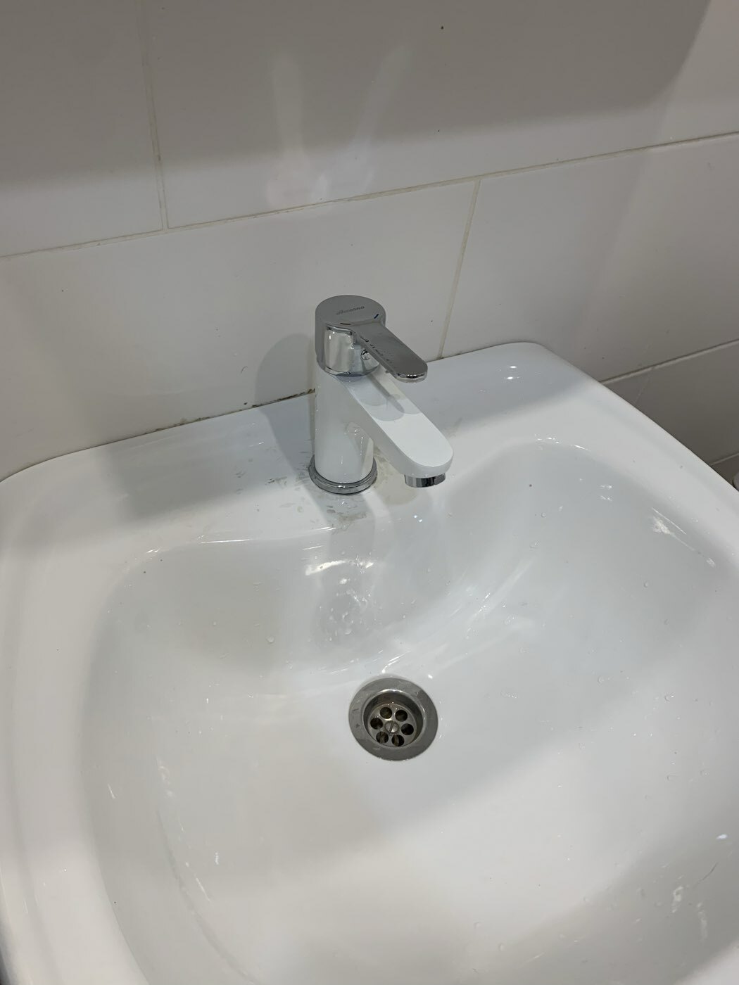 Фотография покупателя товара Смеситель для раковины Accoona A9067G, однорычажный, силумин, белый - Фото 1