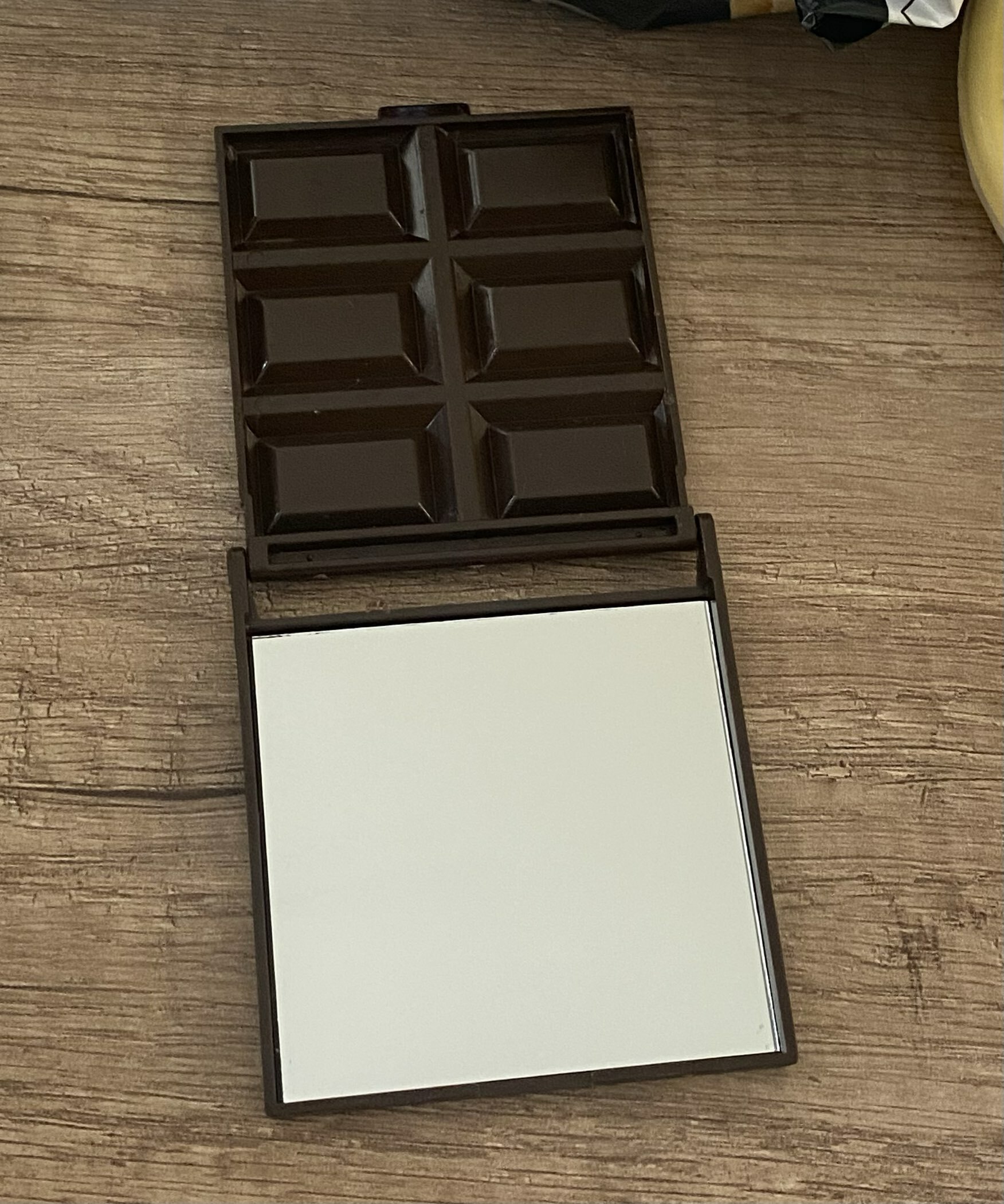 Фотография покупателя товара Зеркало складное «Шоколадное чудо», 7,5 × 8,5 см, цвет МИКС - Фото 3