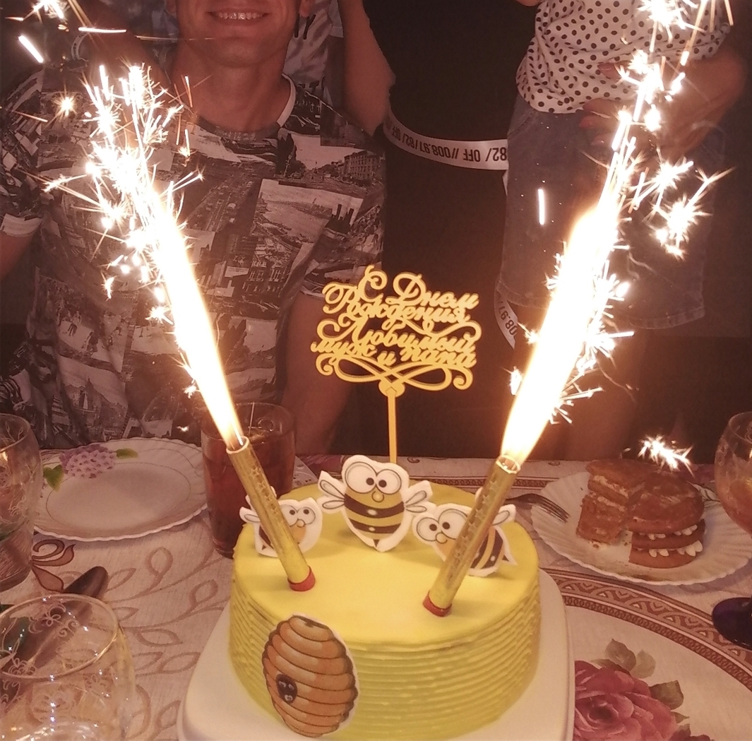 Фотография покупателя товара Свечи фонтаны для торта "Золотые искры", 10 см, 30 секунд, 4 шт - Фото 73
