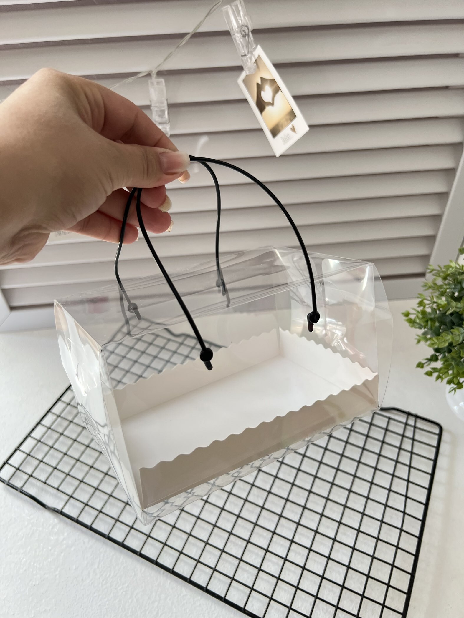 Фотография покупателя товара Коробка под рулет с ручками, белая 16.5×11×10 см Кондитерская упаковка - Фото 9