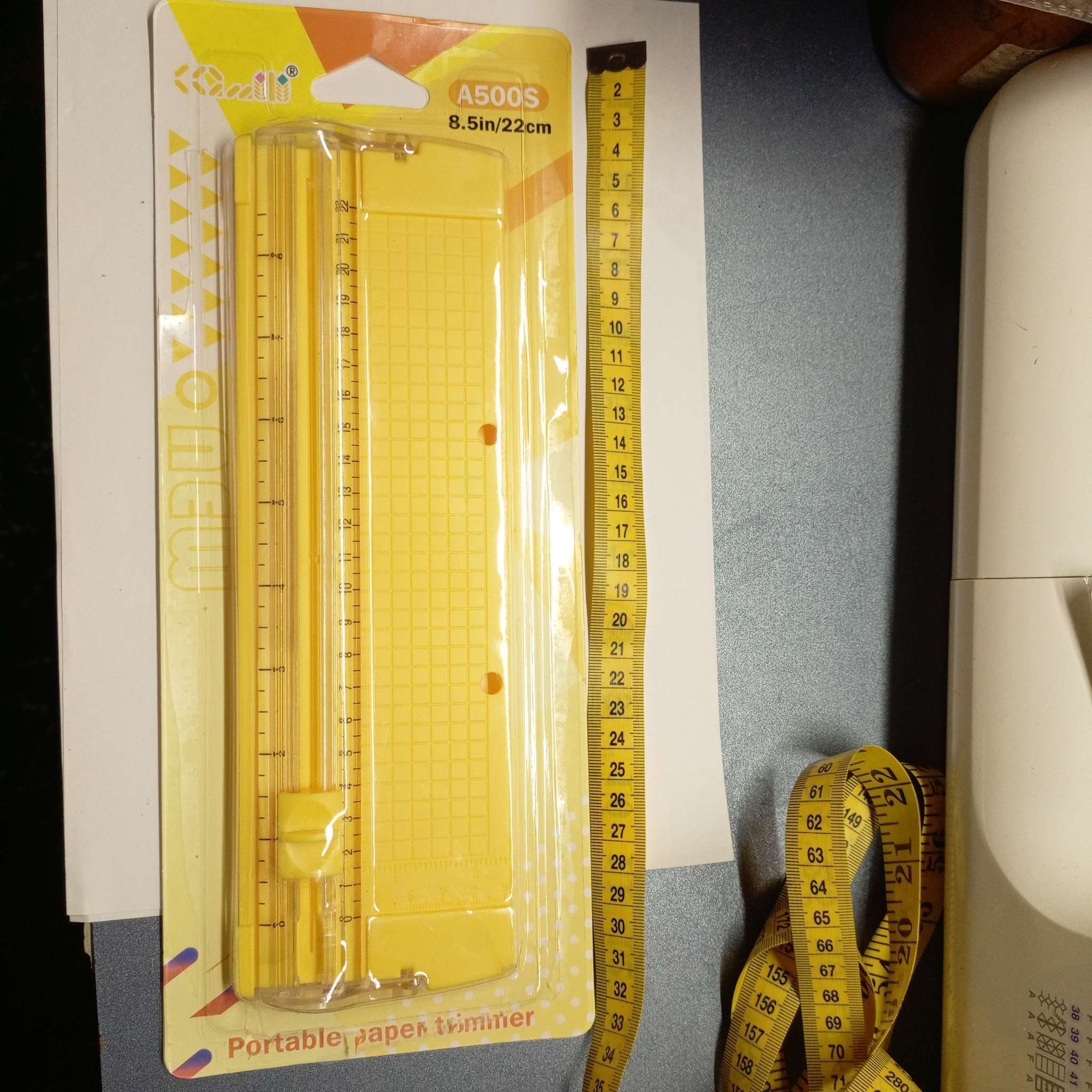 Фотография покупателя товара Роликовый резак для бумаги А5, до 3 листов, безопасное лезвие, длина реза 220 мм, в блистере, МИКС - Фото 2