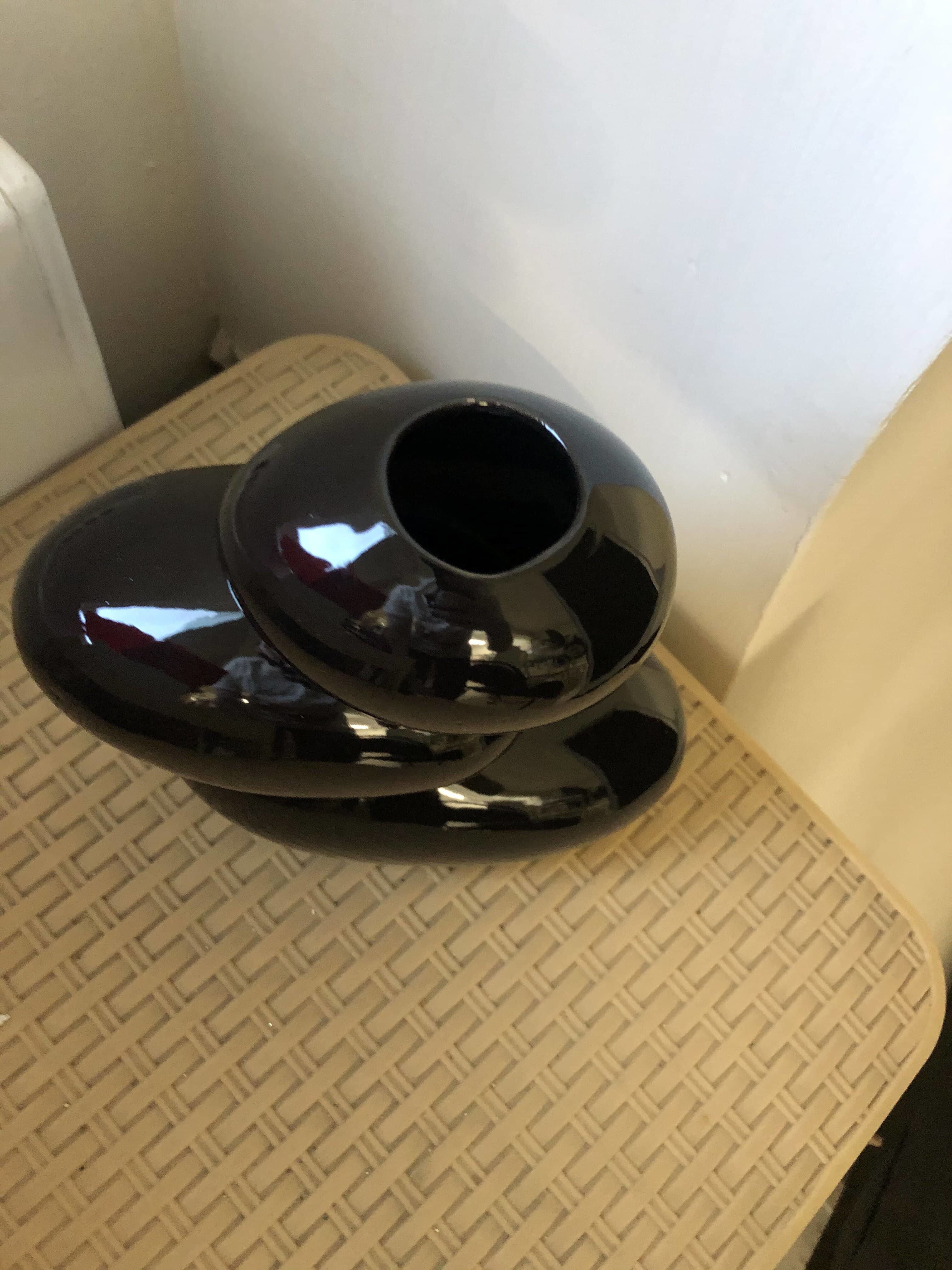 Фотография покупателя товара Ваза керамическая "Сбалансированные камни", настольная, чёрная, 20 см - Фото 6