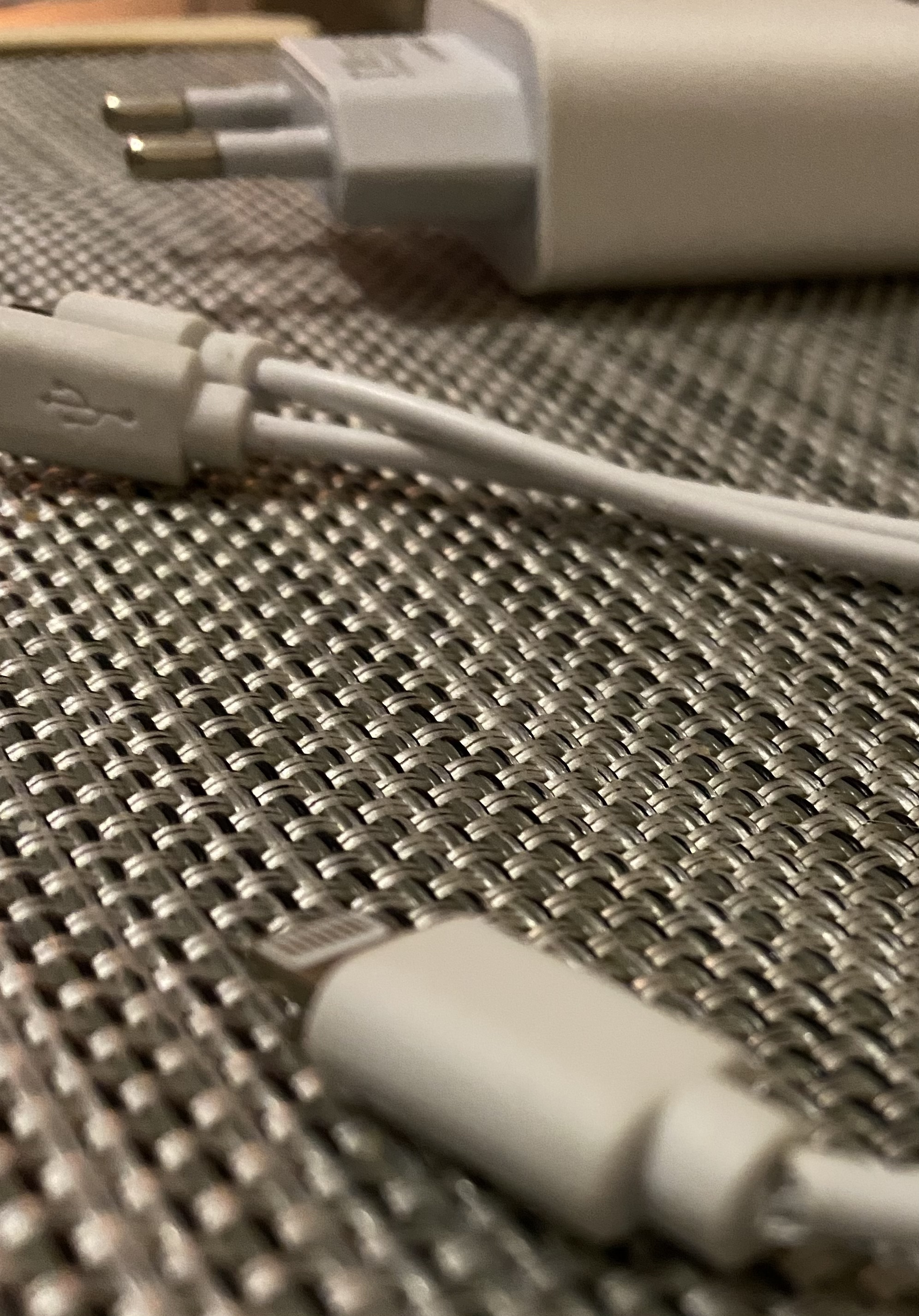 Фотография покупателя товара Комплект для зарядки 3 в 1 Luazon UC-14, СЗУ 2хUSB, 2A, microUSB/Type-C/Lightning, белый - Фото 1
