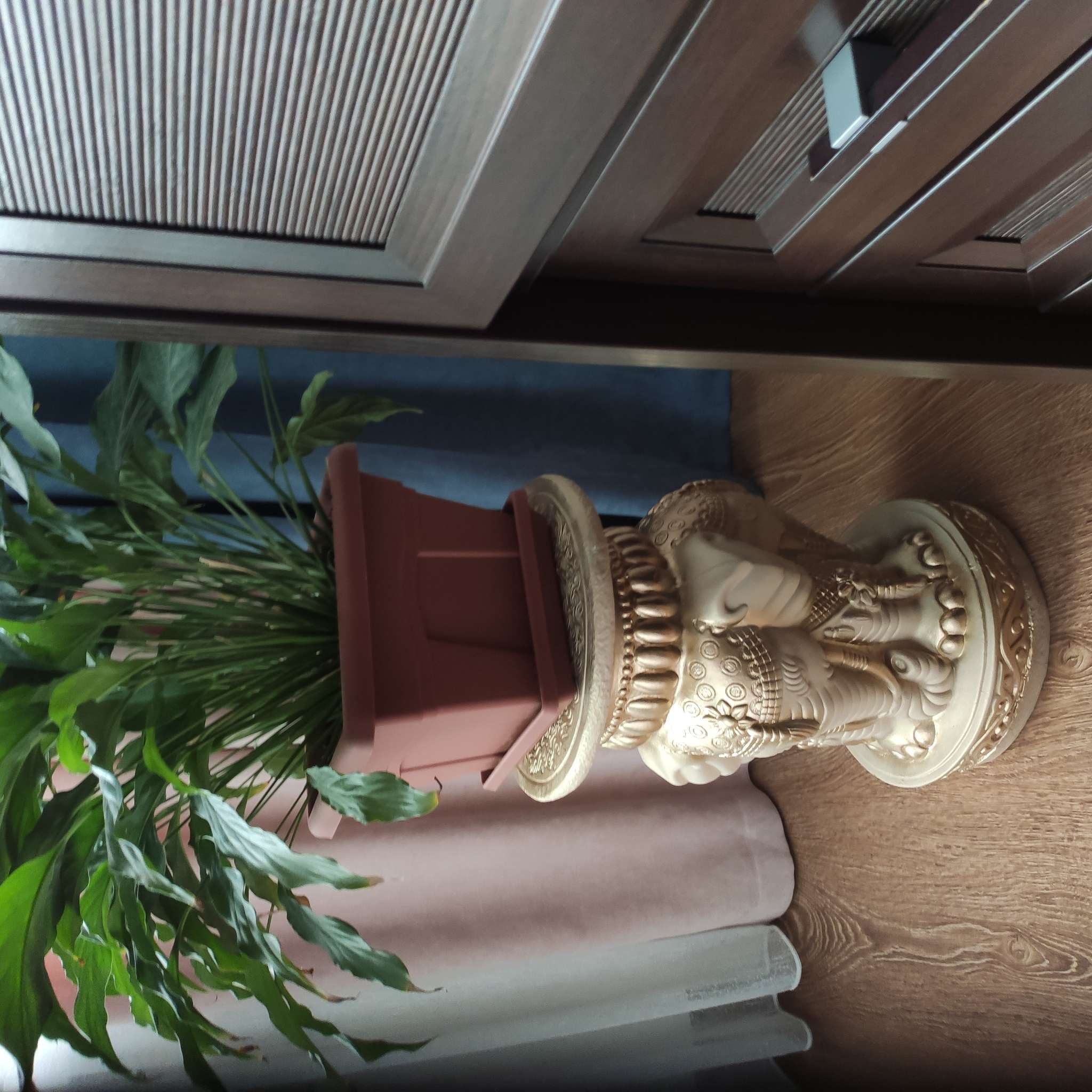 Фотография покупателя товара Фигура-подставка «Три слона», слоновая кость, 43×28×28 см - Фото 2