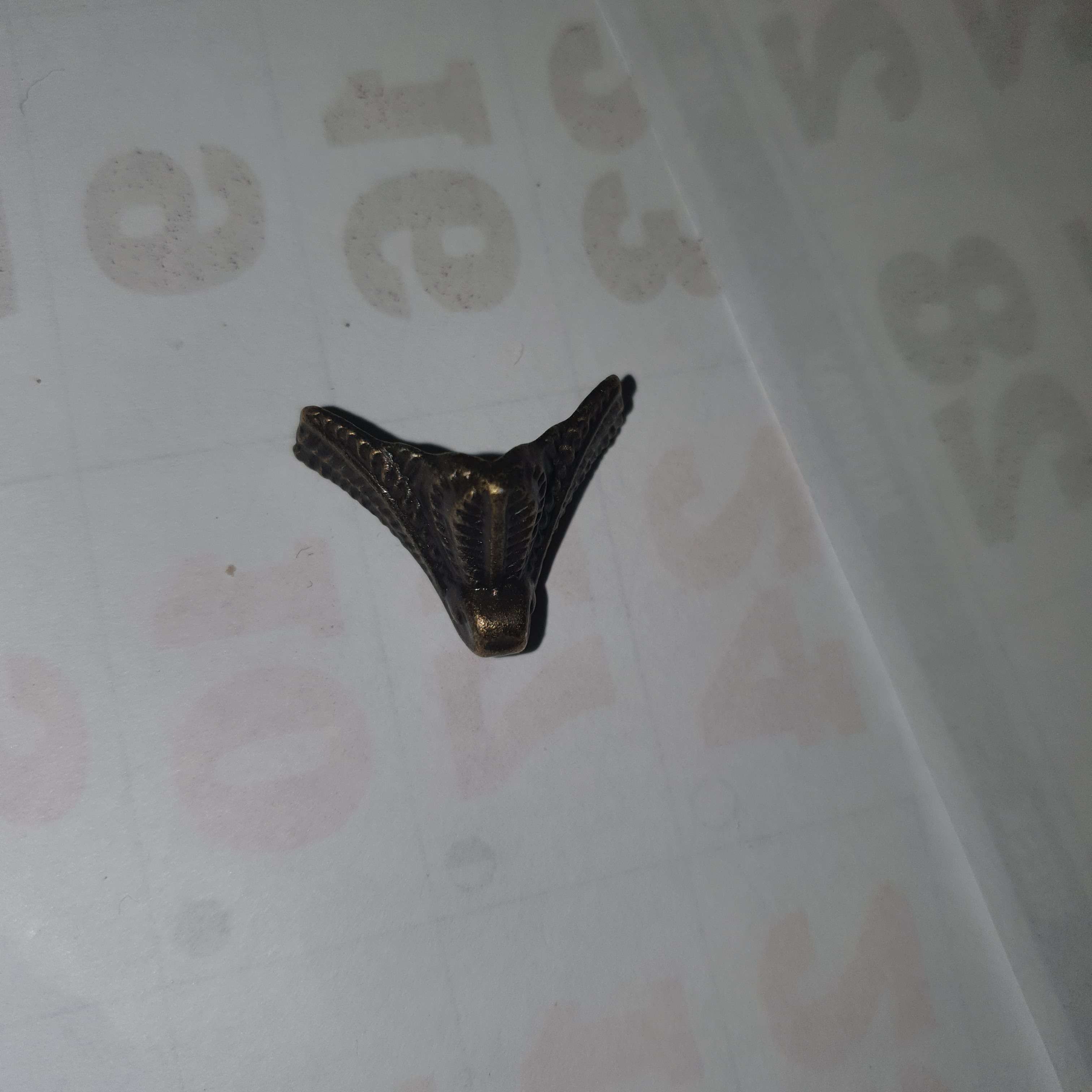 Фотография покупателя товара Уголок (ножка) для шкатулки металл "Рептилия" (набор 4 шт) 1,5х2х1,5 см - Фото 3