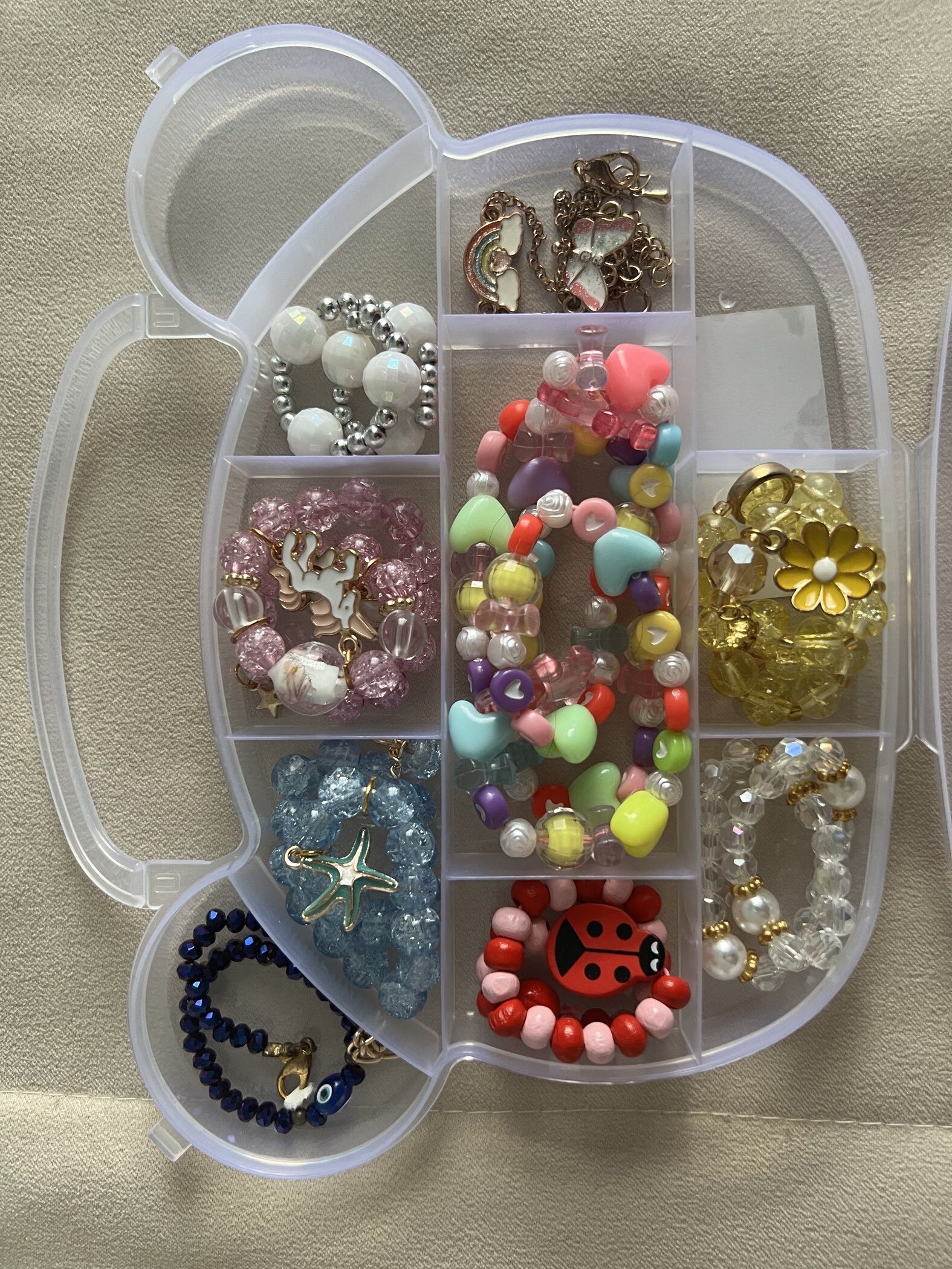 Фотография покупателя товара Шкатулка для мелочей «Сумочка мишка», пластик, прозрачная, 11 отделений, 18.8×15×1.8 см - Фото 3