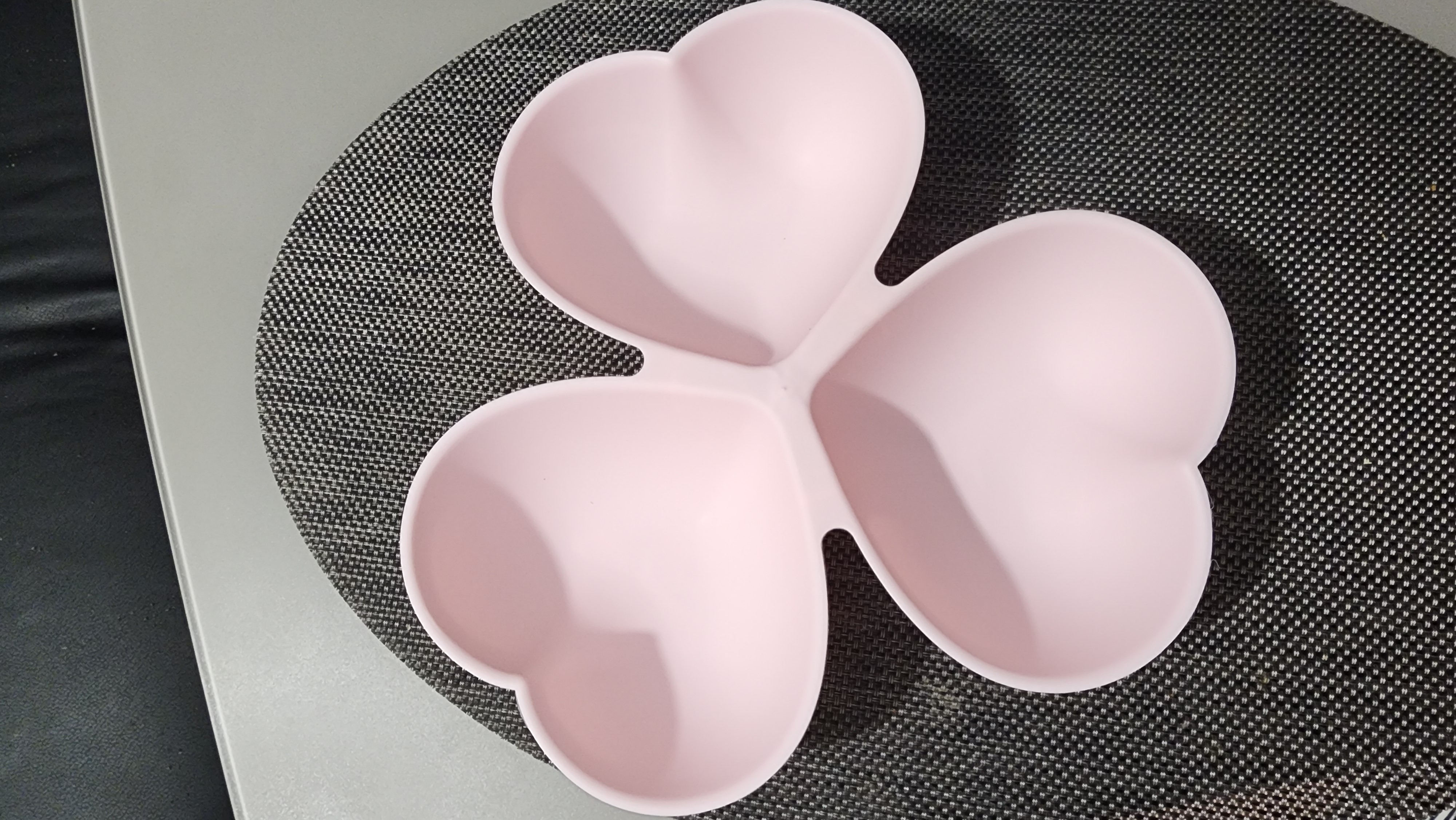 Фотография покупателя товара Менажница 3 секции Доляна «Сердечки», пластик, 23×21.5 см, розовая - Фото 1