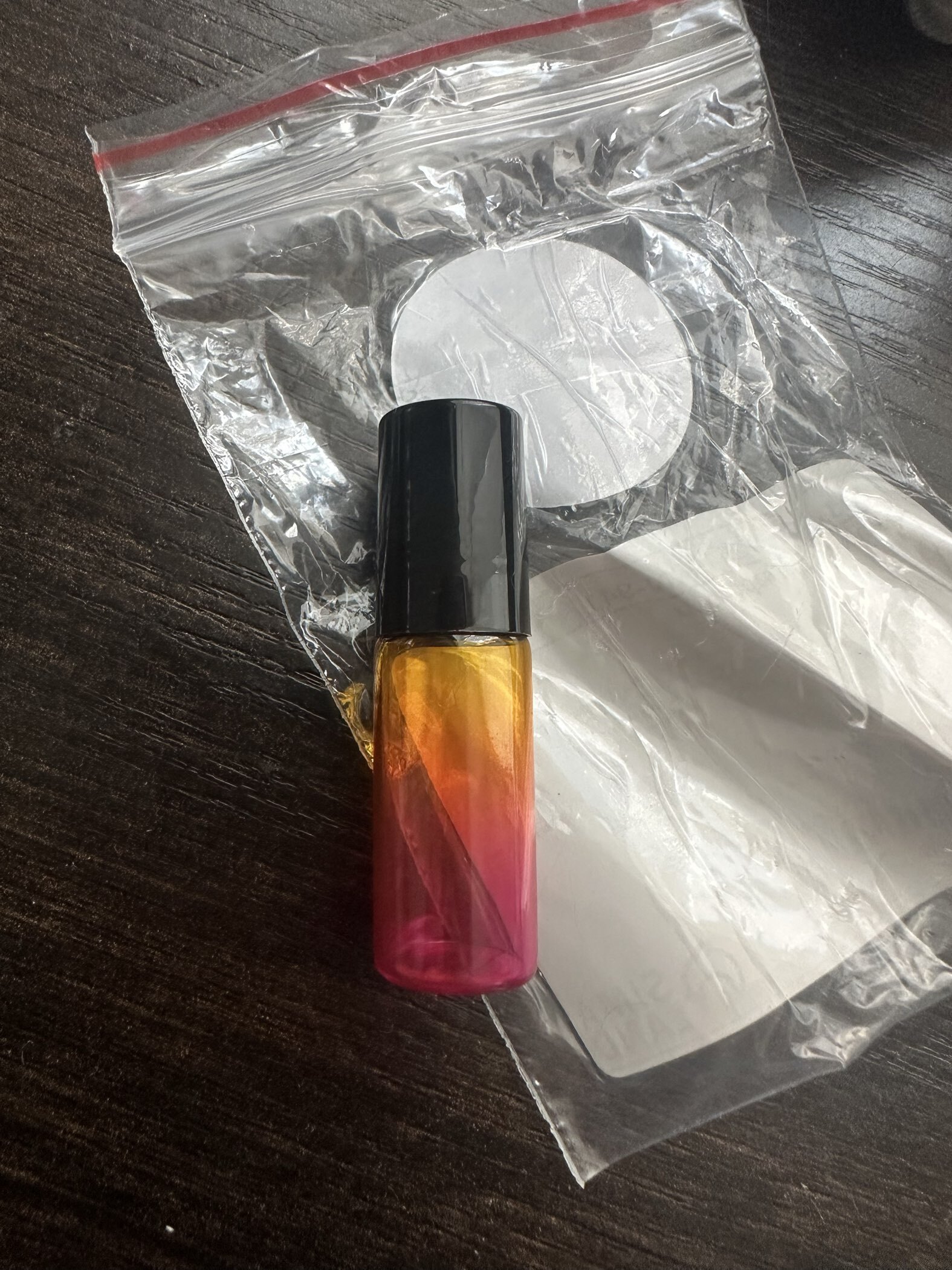 Фотография покупателя товара Флакон для парфюма «Уникальность», с металлическим роликом, 5 мл, цвет МИКС - Фото 2