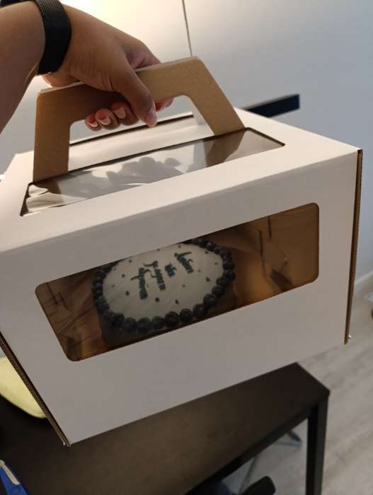 Фотография покупателя товара Коробка под торт 2 окна, с ручками, белая, + подложка 2.5 золото - белый, 28×28×20 см - Фото 16