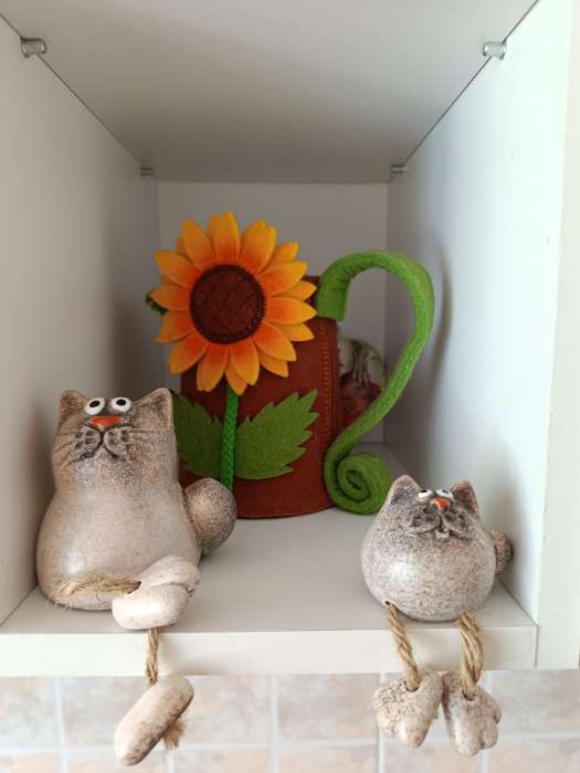 Фотография покупателя товара Фигурка настольная керамика «Круглая кошечка с висячими лапками», на полку, 4.9×4.8×5.3 см - Фото 1