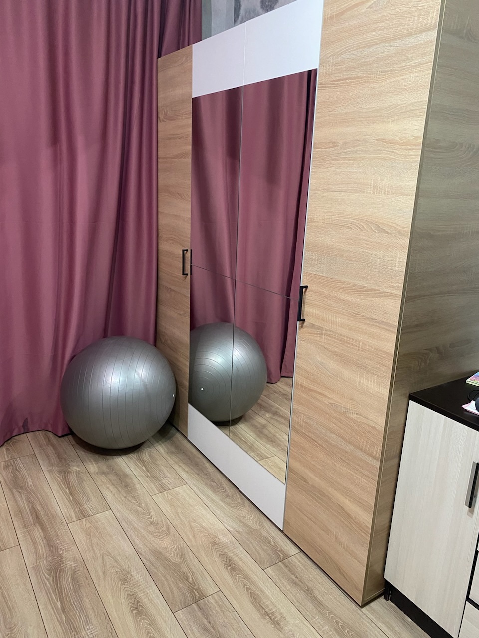 Фотография покупателя товара Шкаф четырехстворчатый «Горизонт», с зеркалами, 1800×570×2072 мм, цвет белый/белый - Фото 4