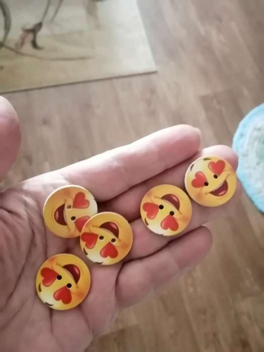 Фотография покупателя товара Пуговица декоративная «Арт Узор. Смайл влюблённый», дерево, 2.5×2.5 см - Фото 2